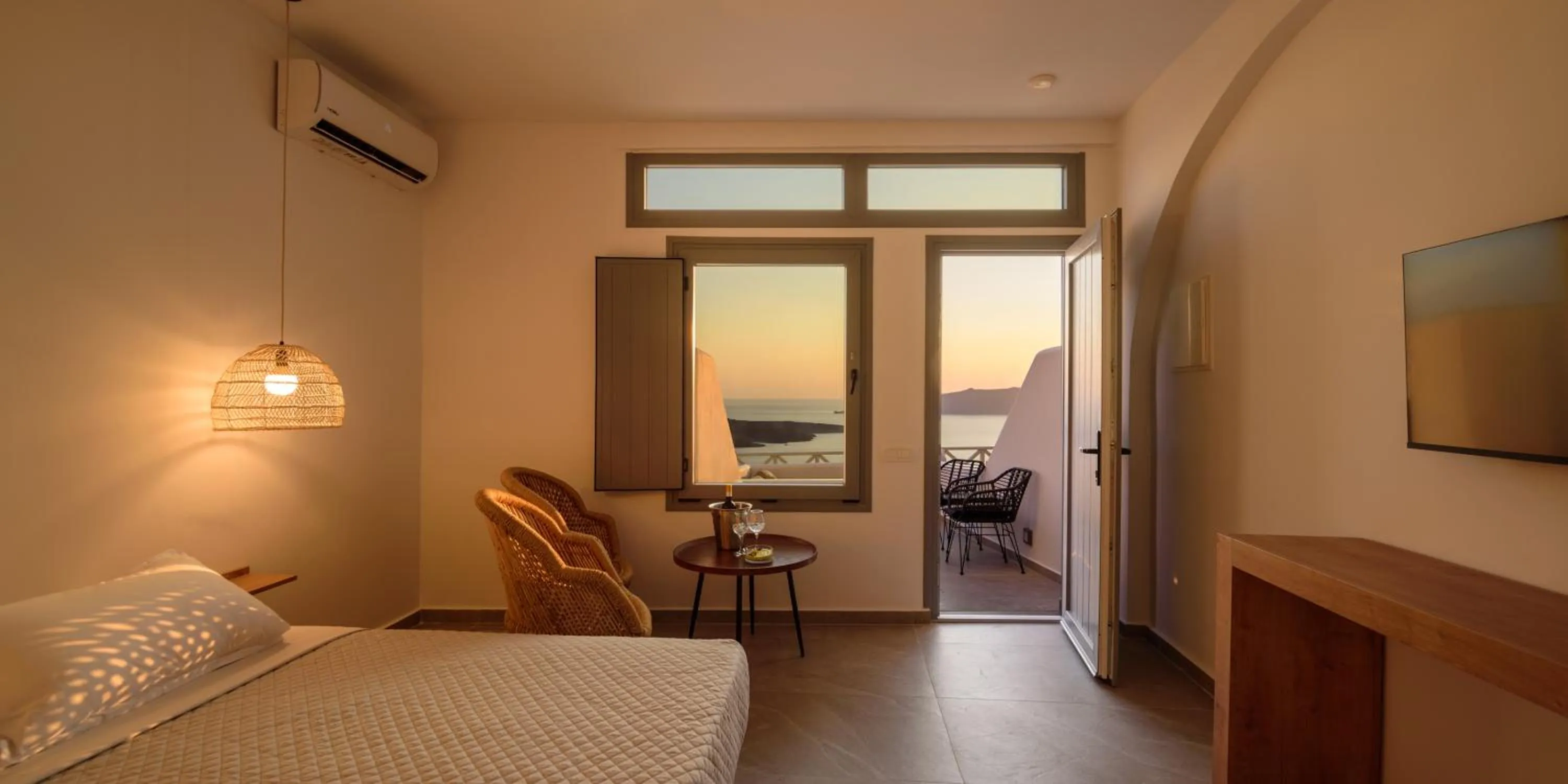 Bed in Elia Caldera Suites