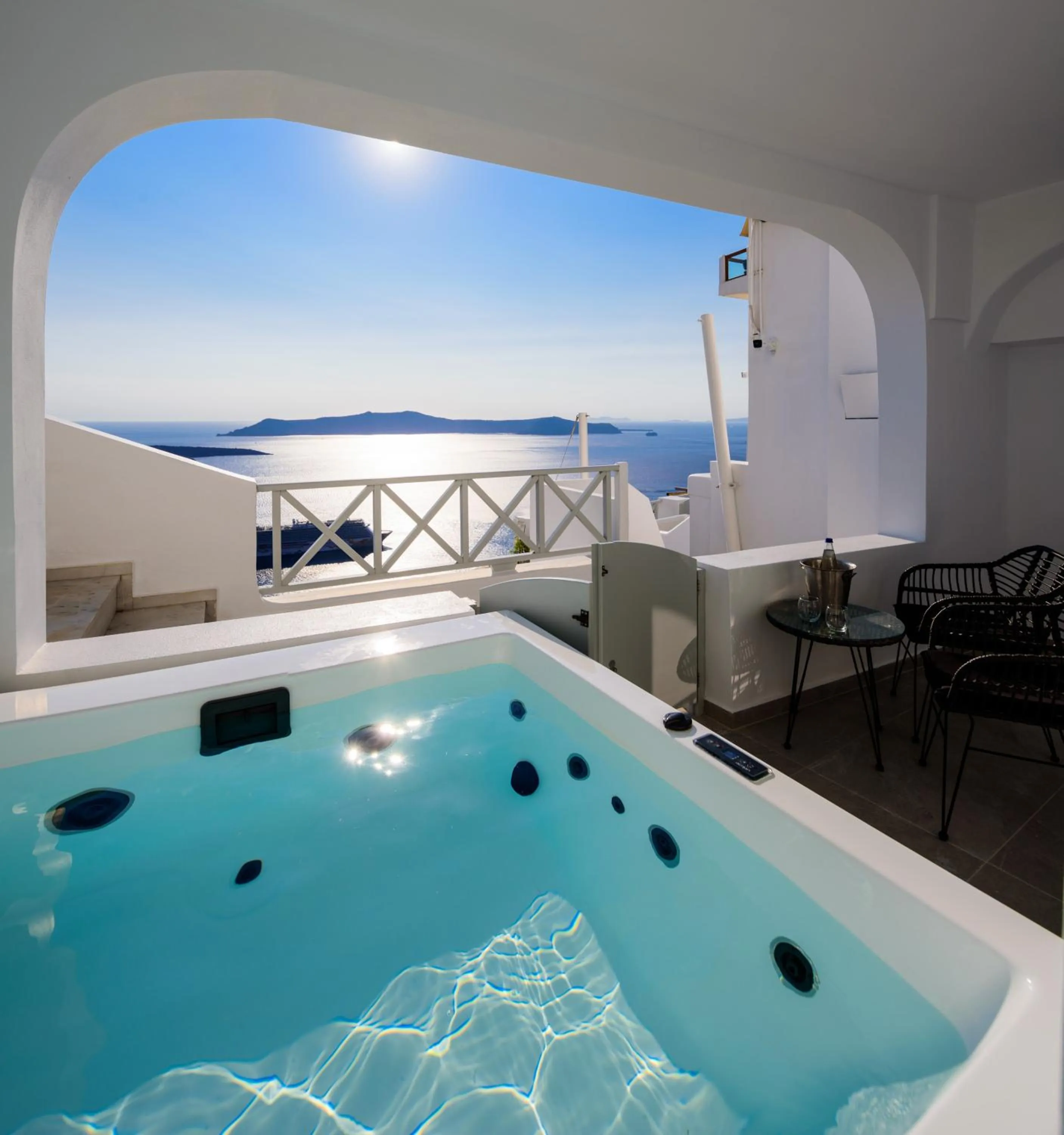 Hot Tub in Elia Caldera Suites