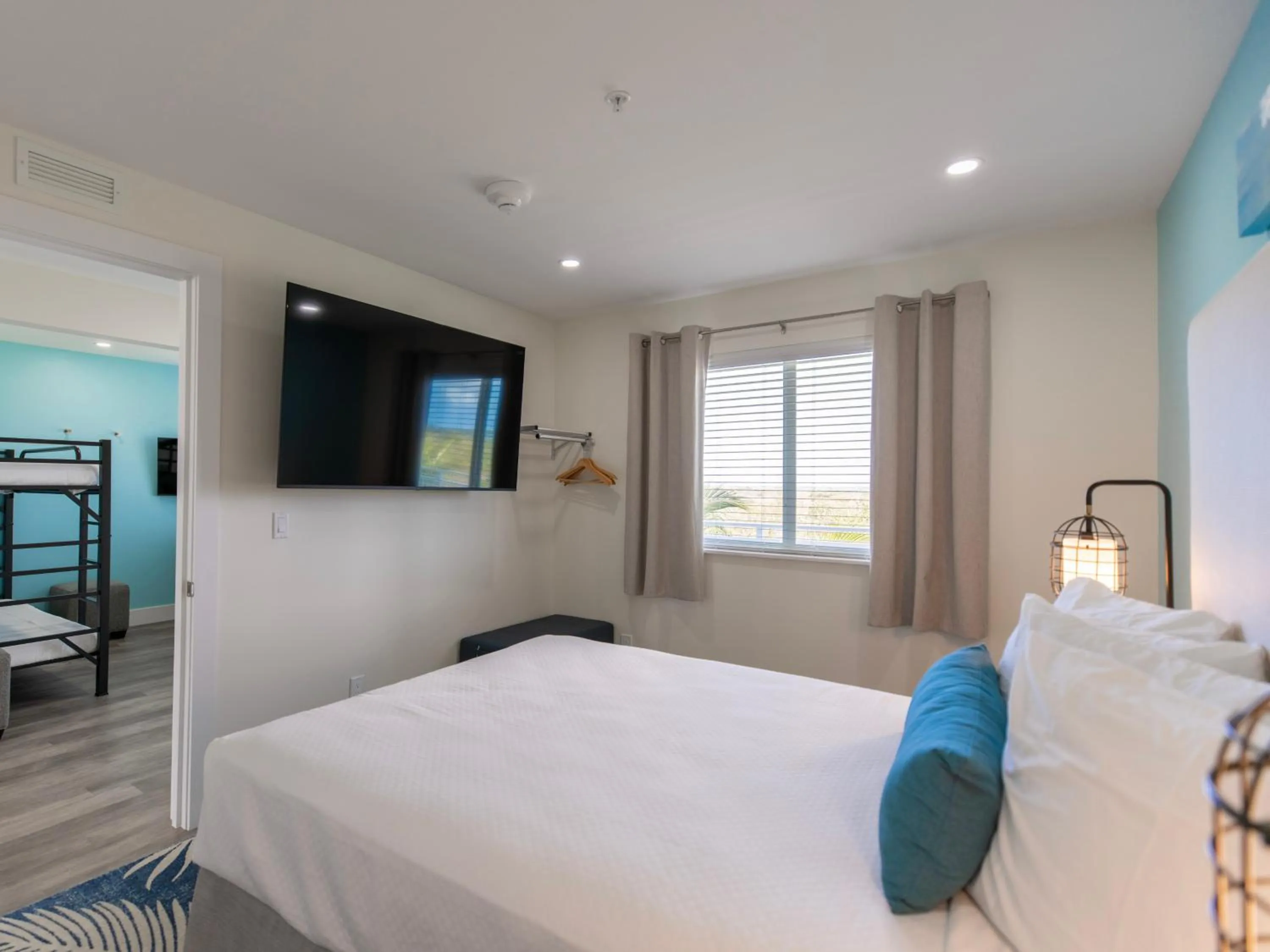 Bedroom, Bed in Sugarloaf Key Hotel at KOA Resort
