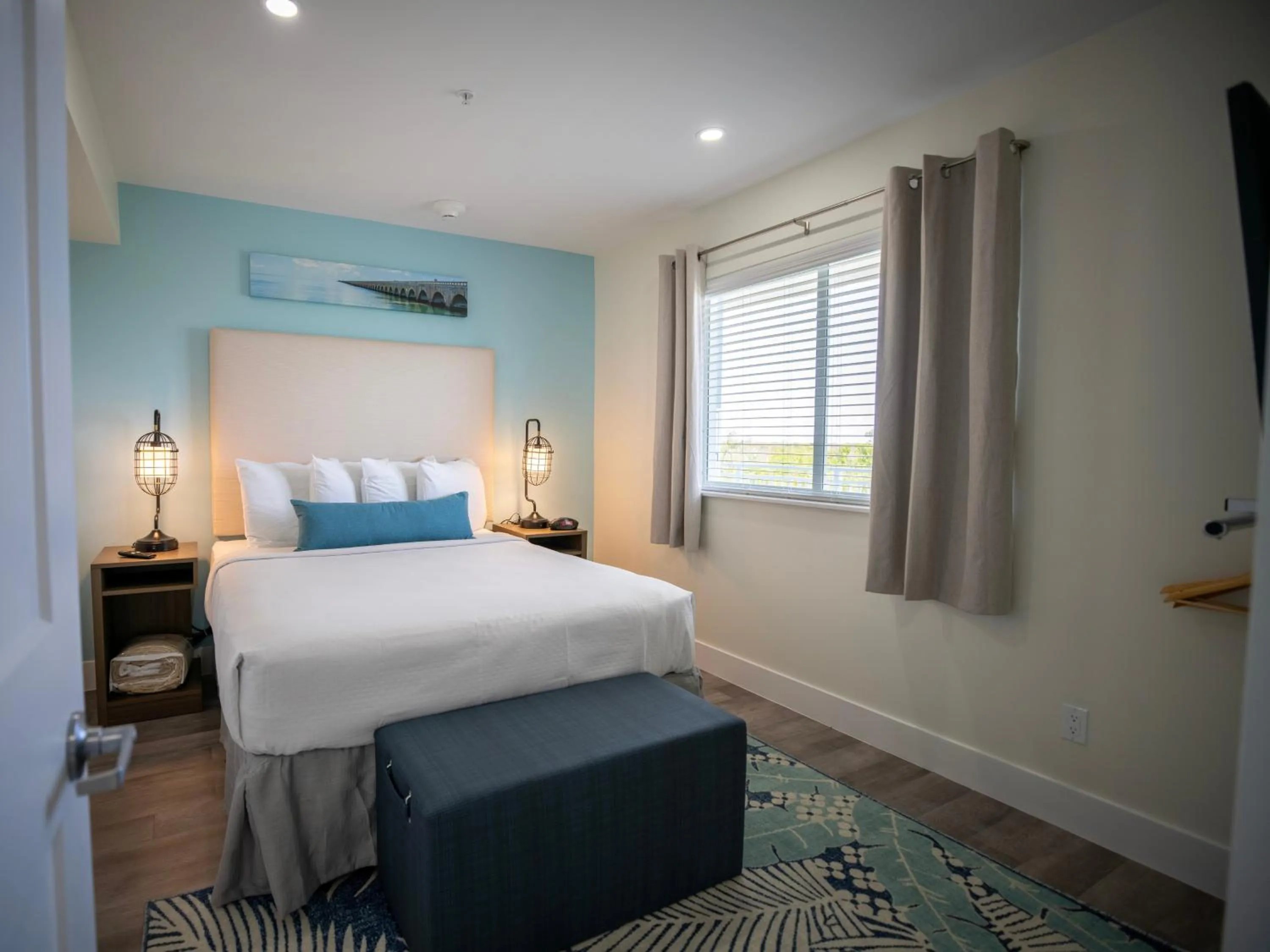 Bedroom, Bed in Sugarloaf Key Hotel at KOA Resort