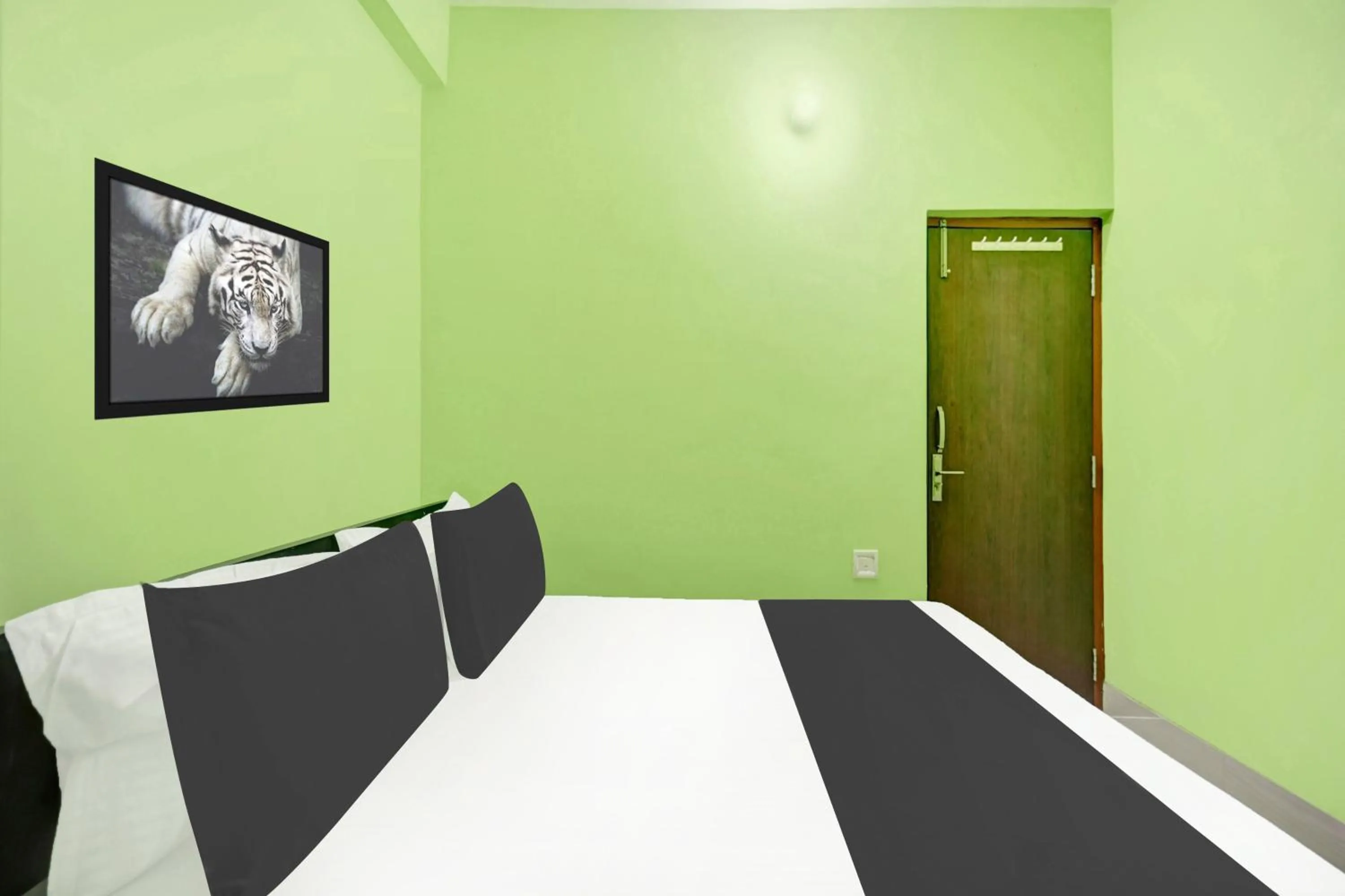 Facade/entrance, Bed in Hotel O Welcome