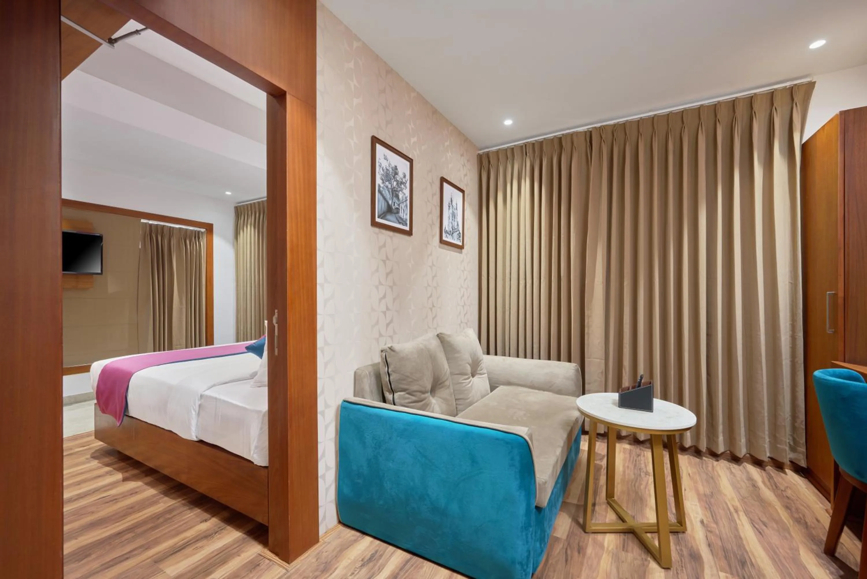 Bed in Q-White Crescent