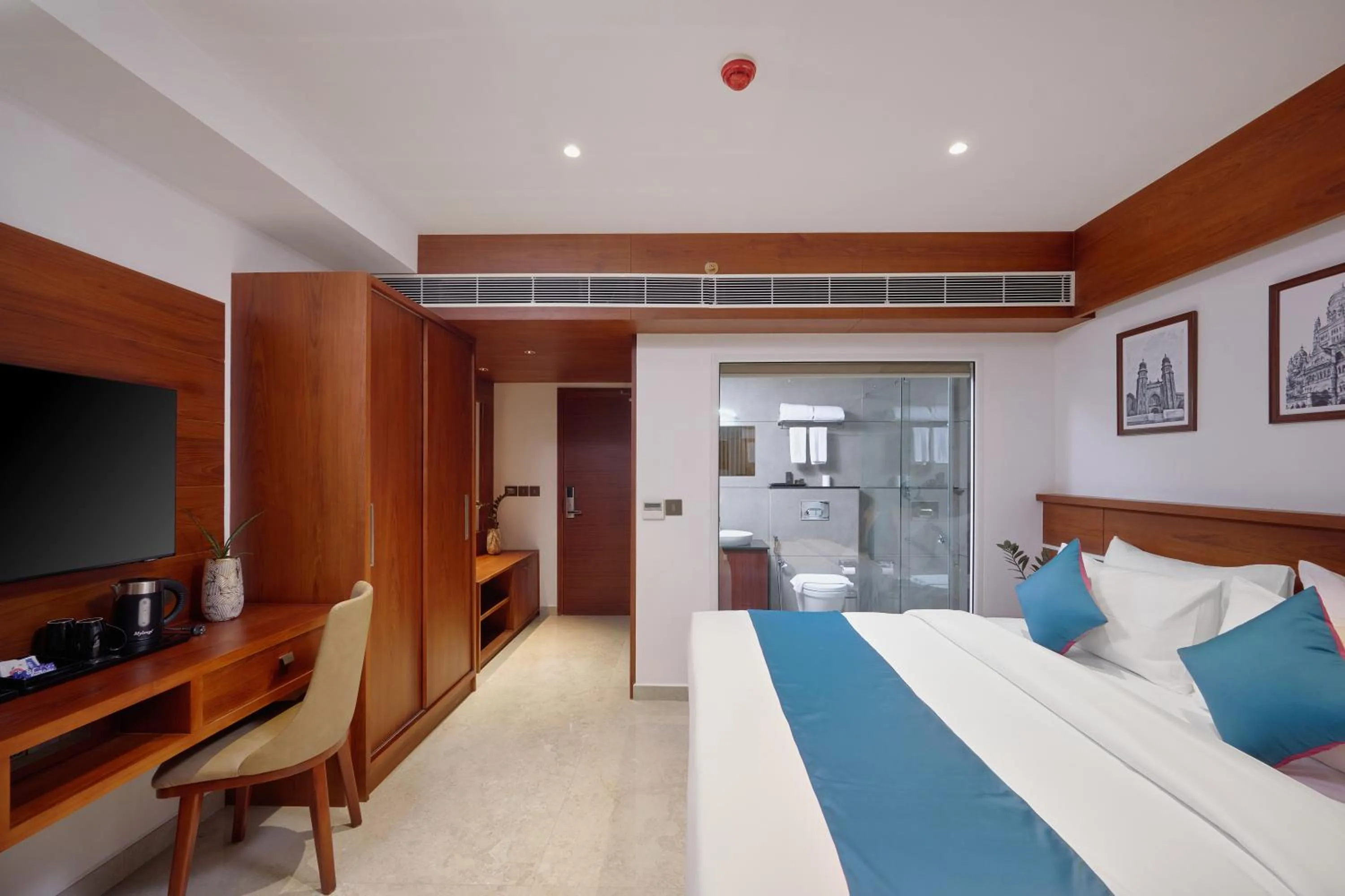 Photo of the whole room, Bed in Q-White Crescent