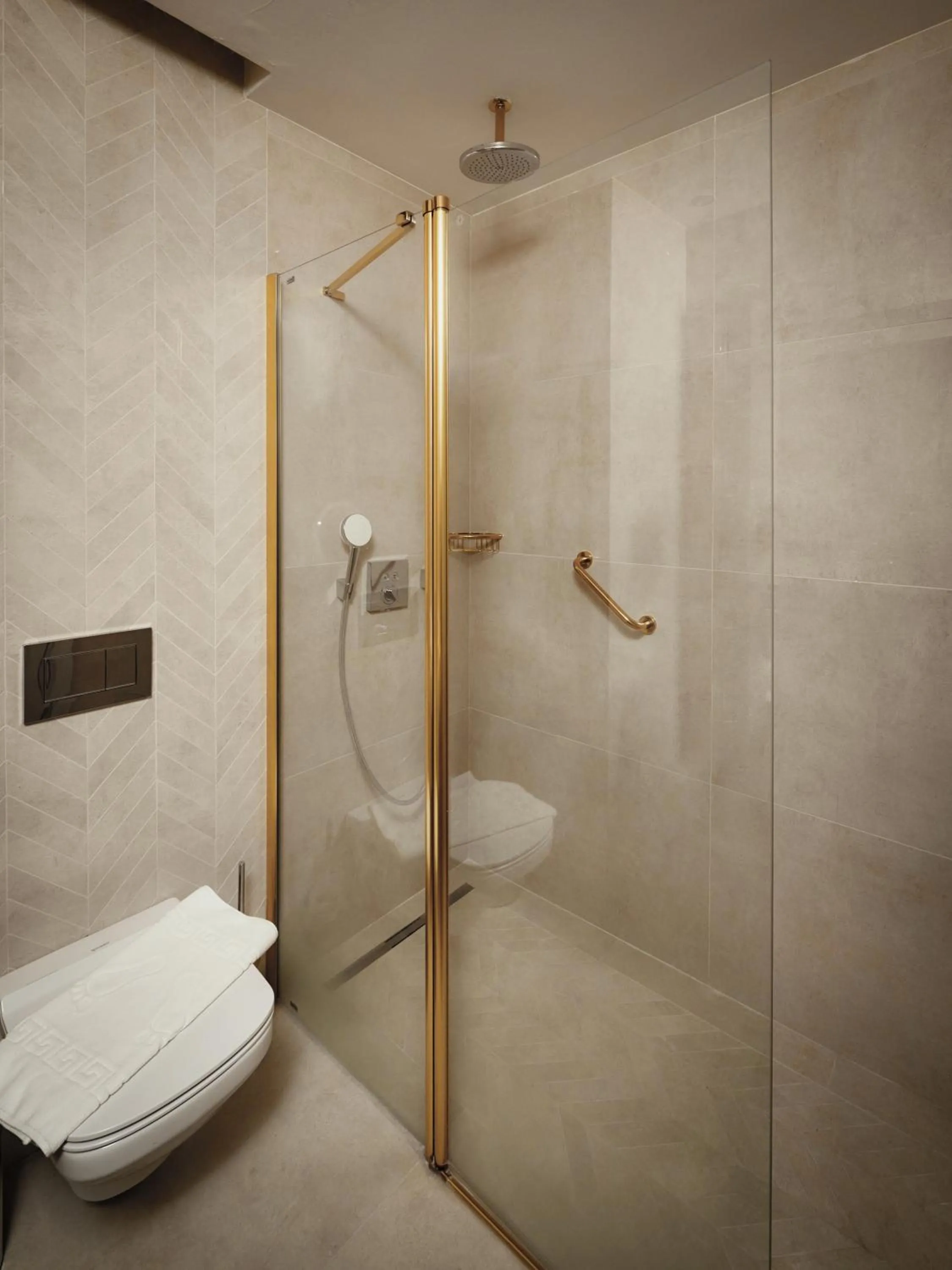 Shower in The Hotels, Galata