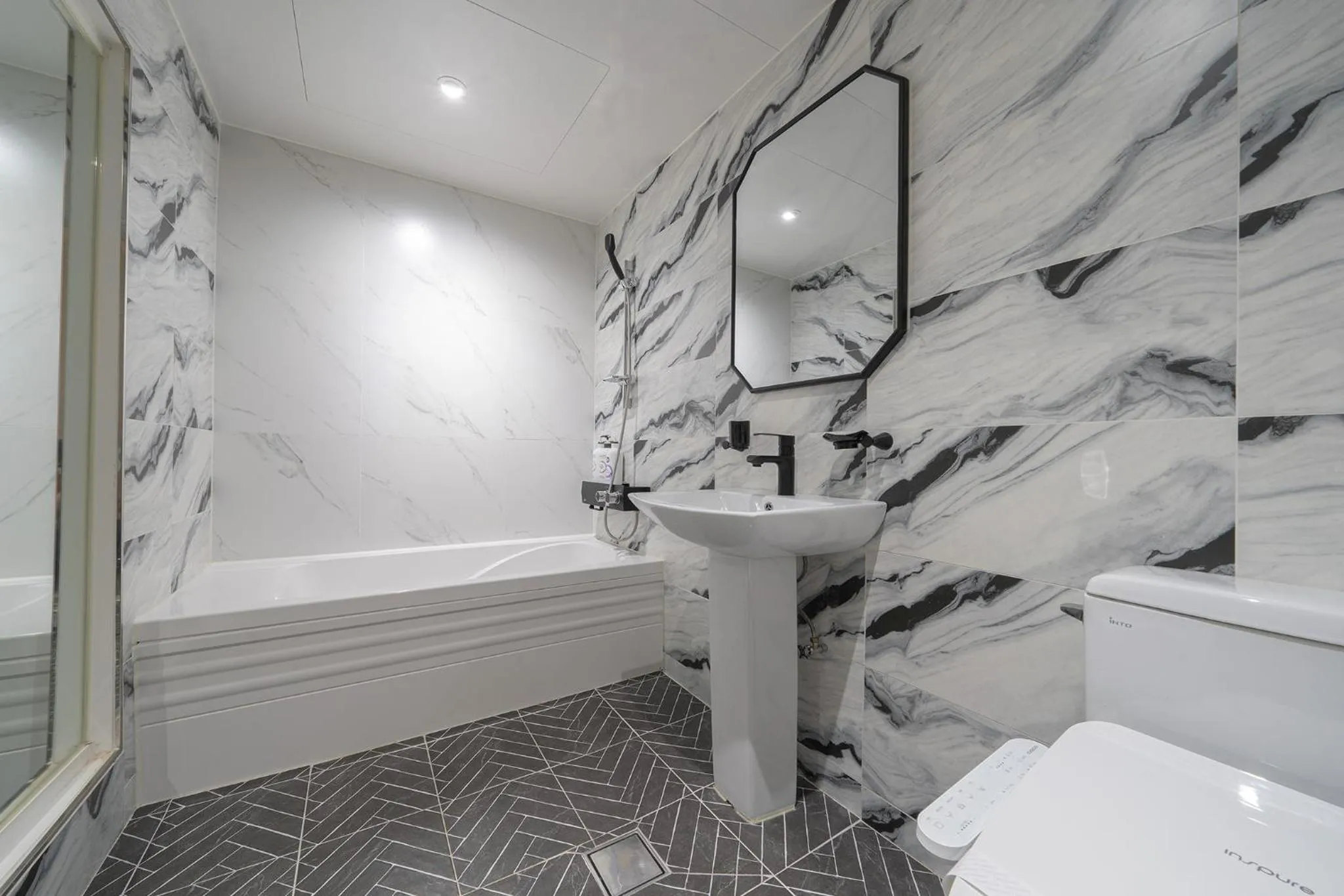 Shower in Curve Hotel Iksan