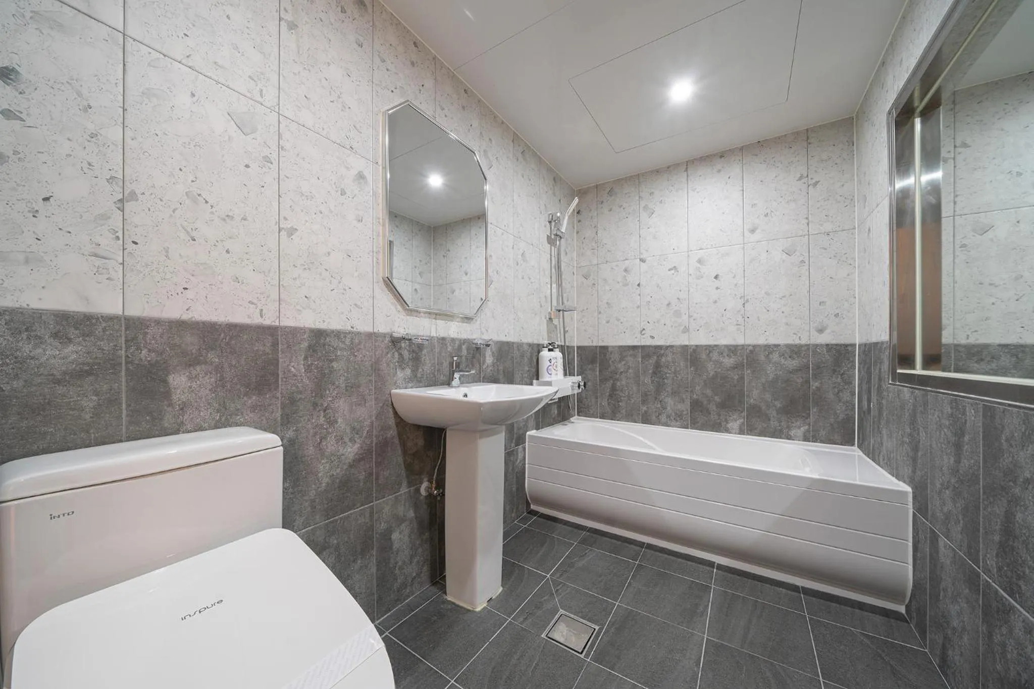 Shower in Curve Hotel Iksan