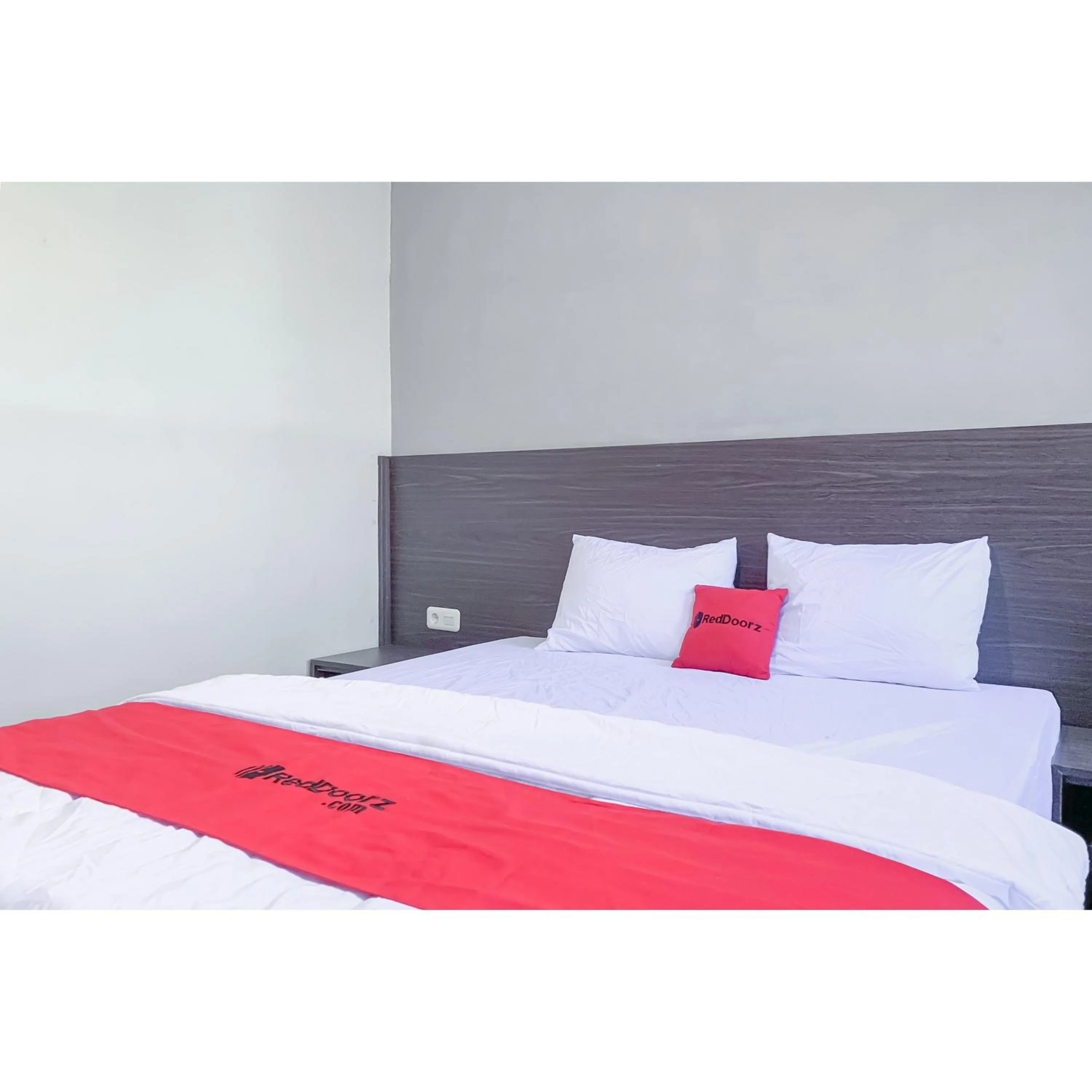 Bedroom, Bed in RedDoorz Plus at D San Residence Buah Batu