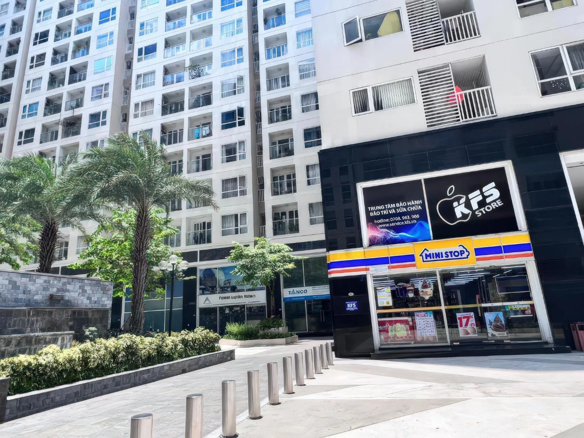 Dining area in RAINBOW Sky Center TSN Airport