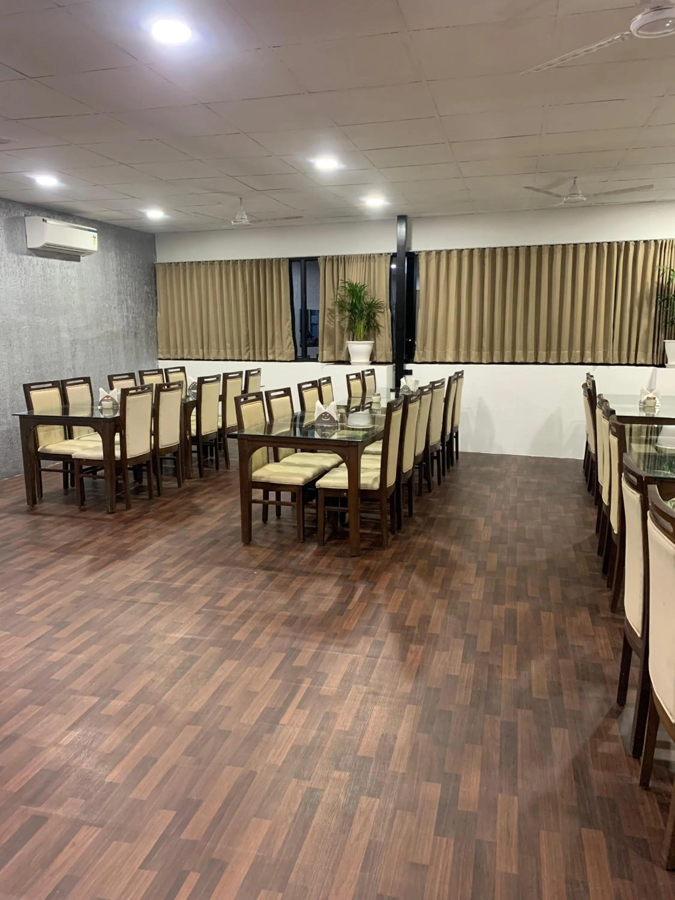 Restaurant/places to eat in StayGuru The Canyon Inn