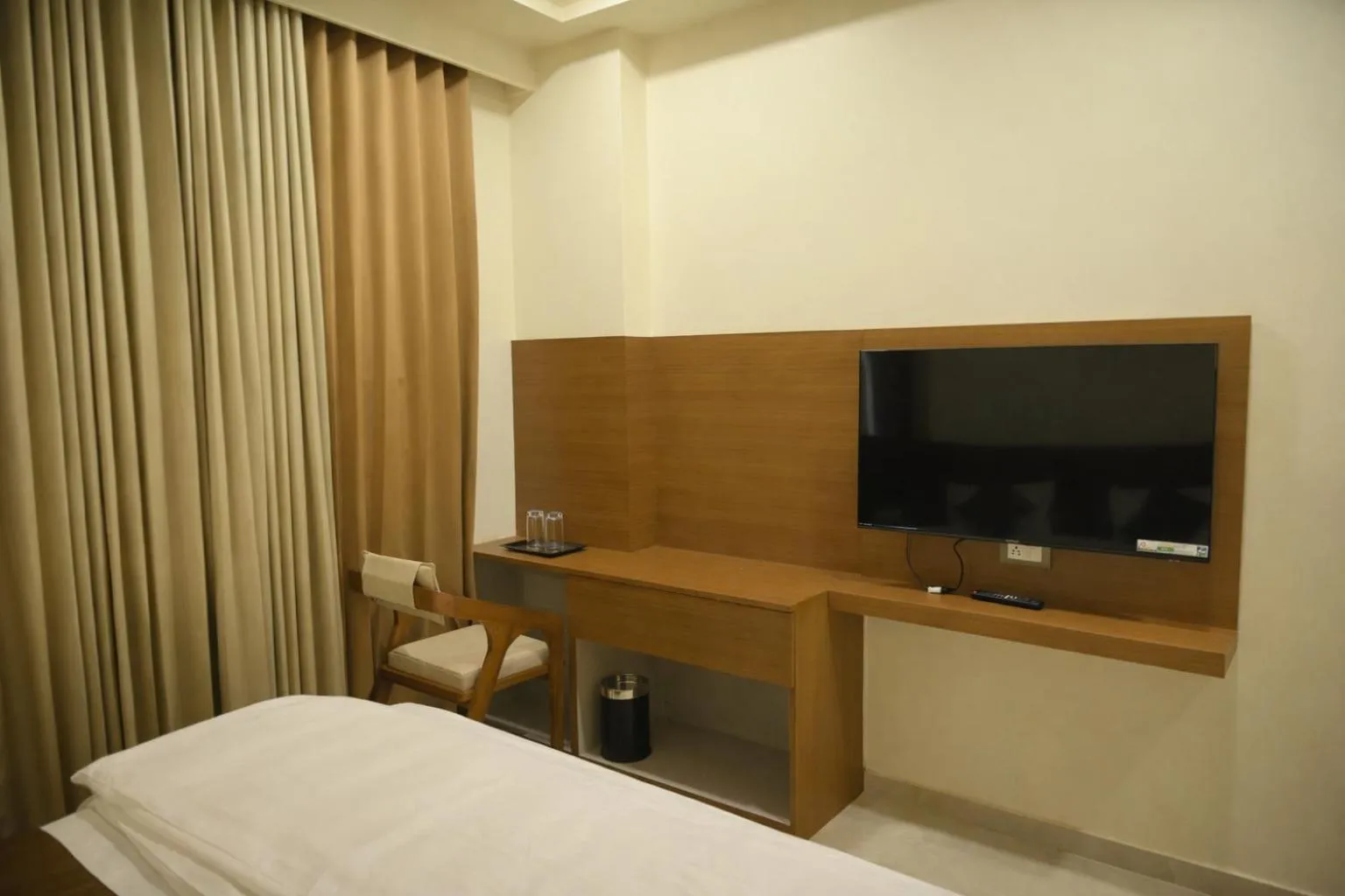 Bed in StayGuru The Canyon Inn