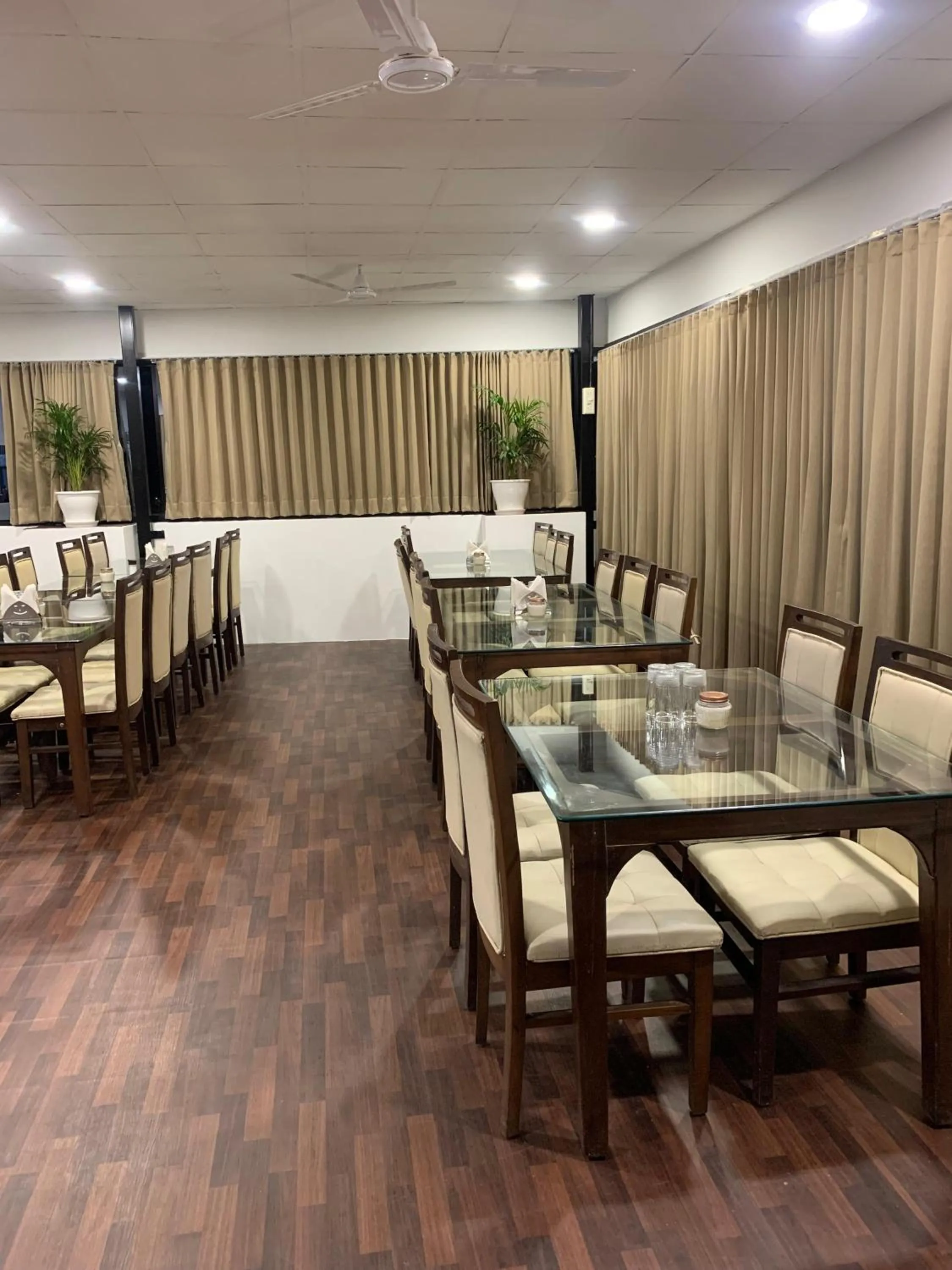 Restaurant/places to eat in StayGuru The Canyon Inn