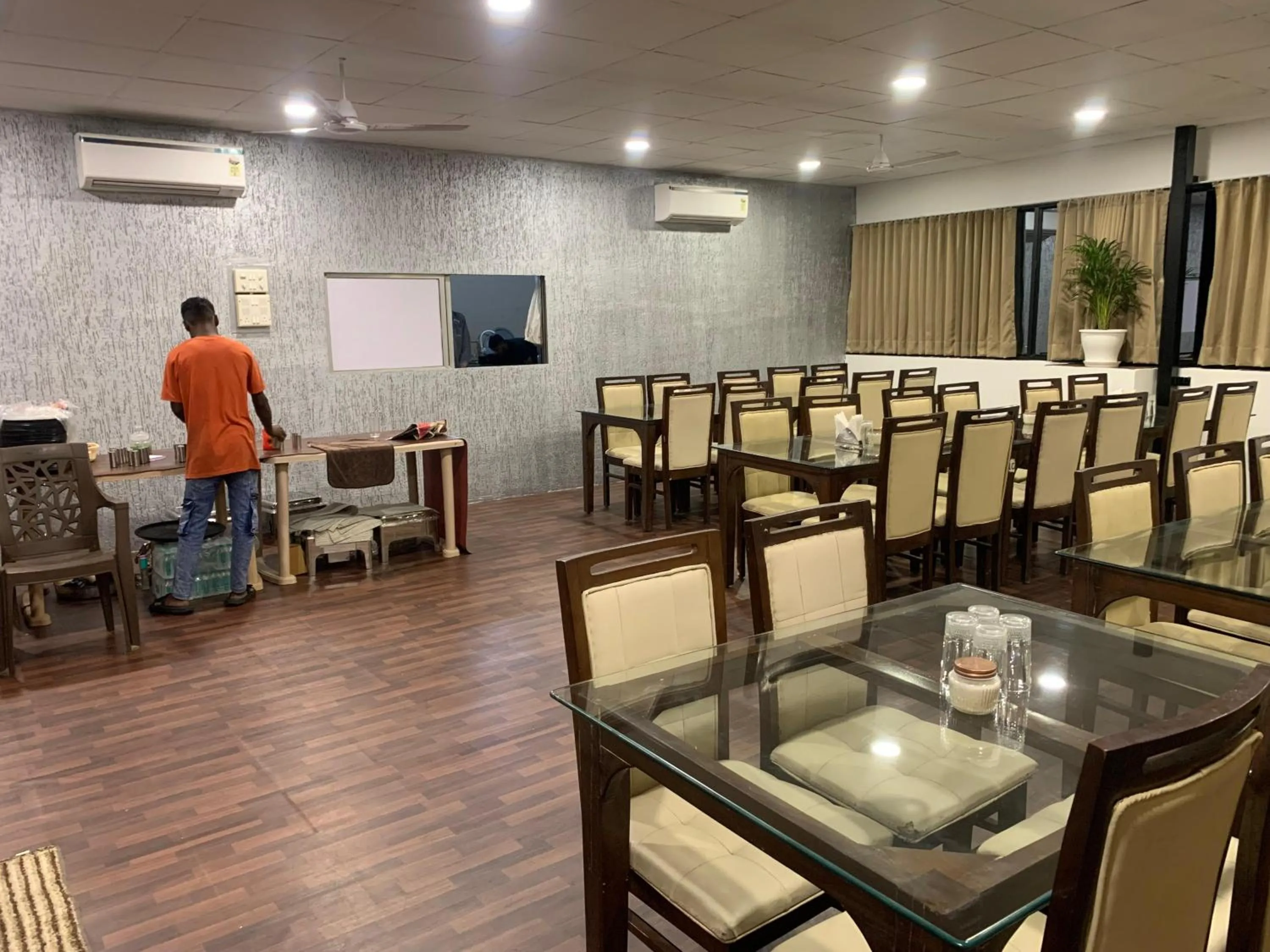 Restaurant/places to eat in StayGuru The Canyon Inn