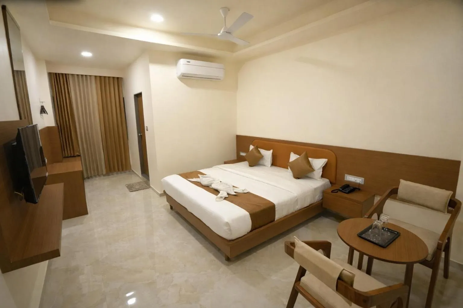 Bedroom, Bed in StayGuru The Canyon Inn