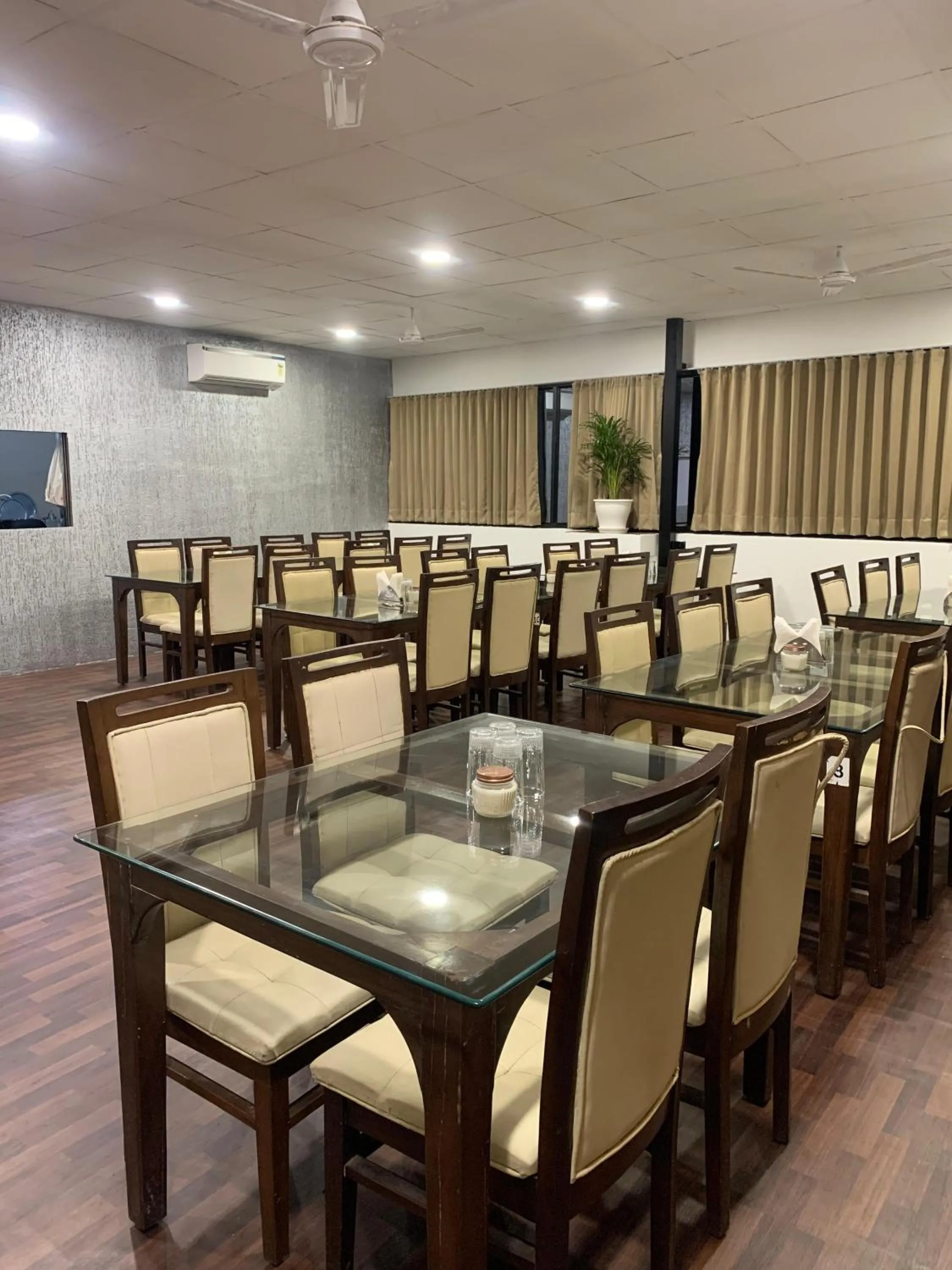 Restaurant/places to eat in StayGuru The Canyon Inn