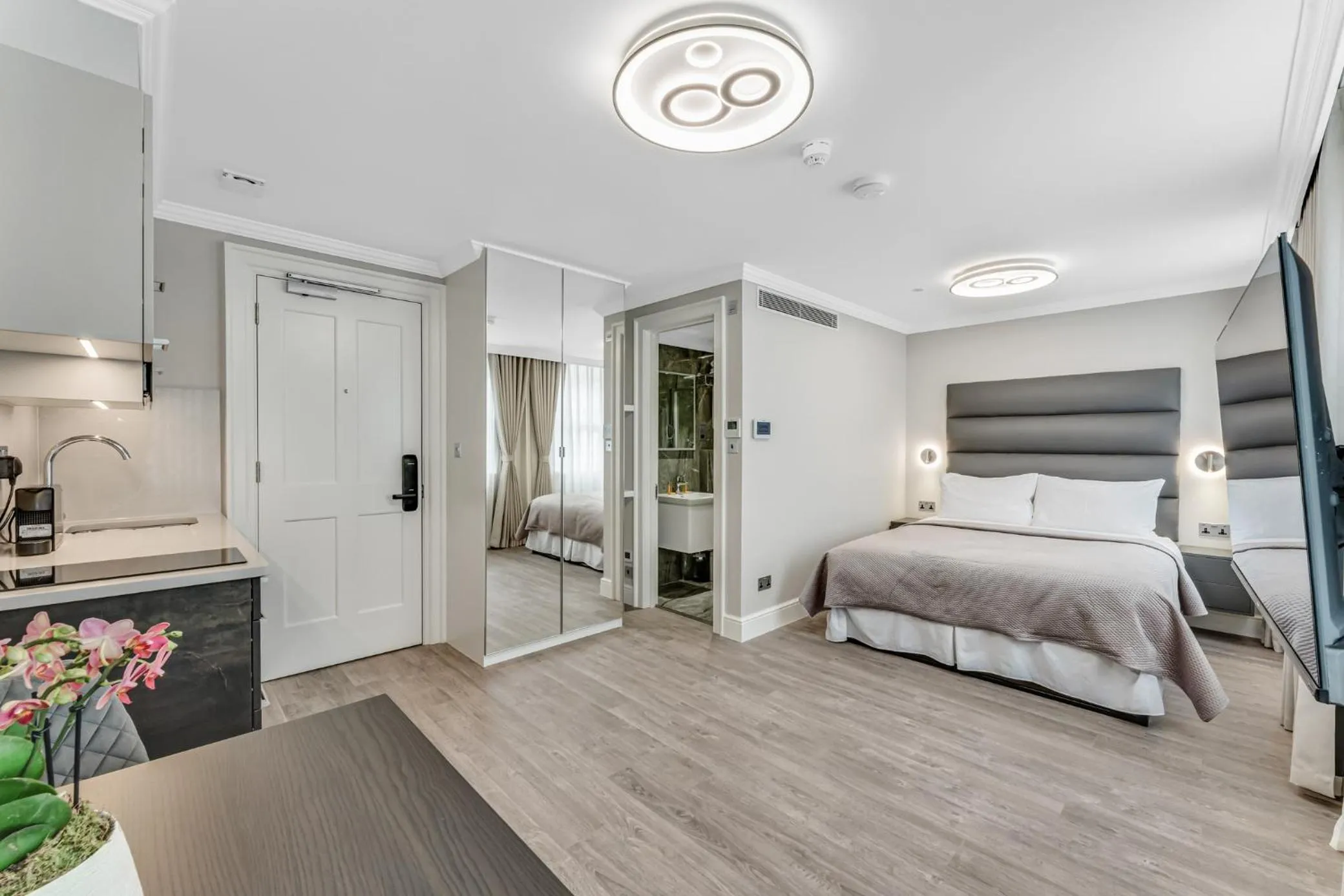 Photo of the whole room, Bed in Cleveland Residences Bloomsbury