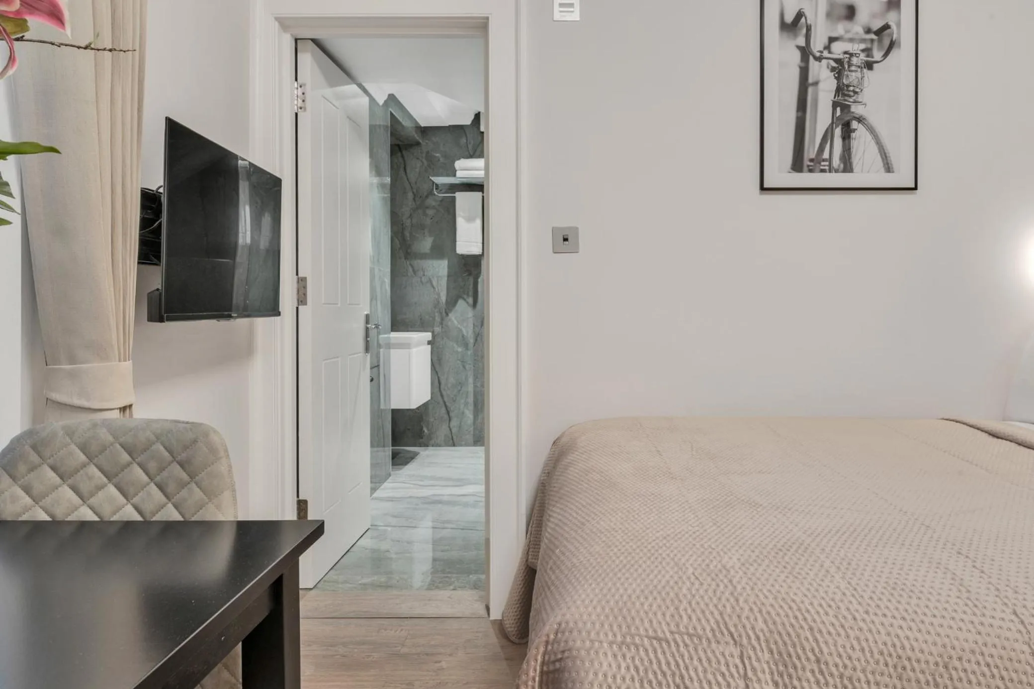 Photo of the whole room, Bed in Cleveland Residences Bloomsbury