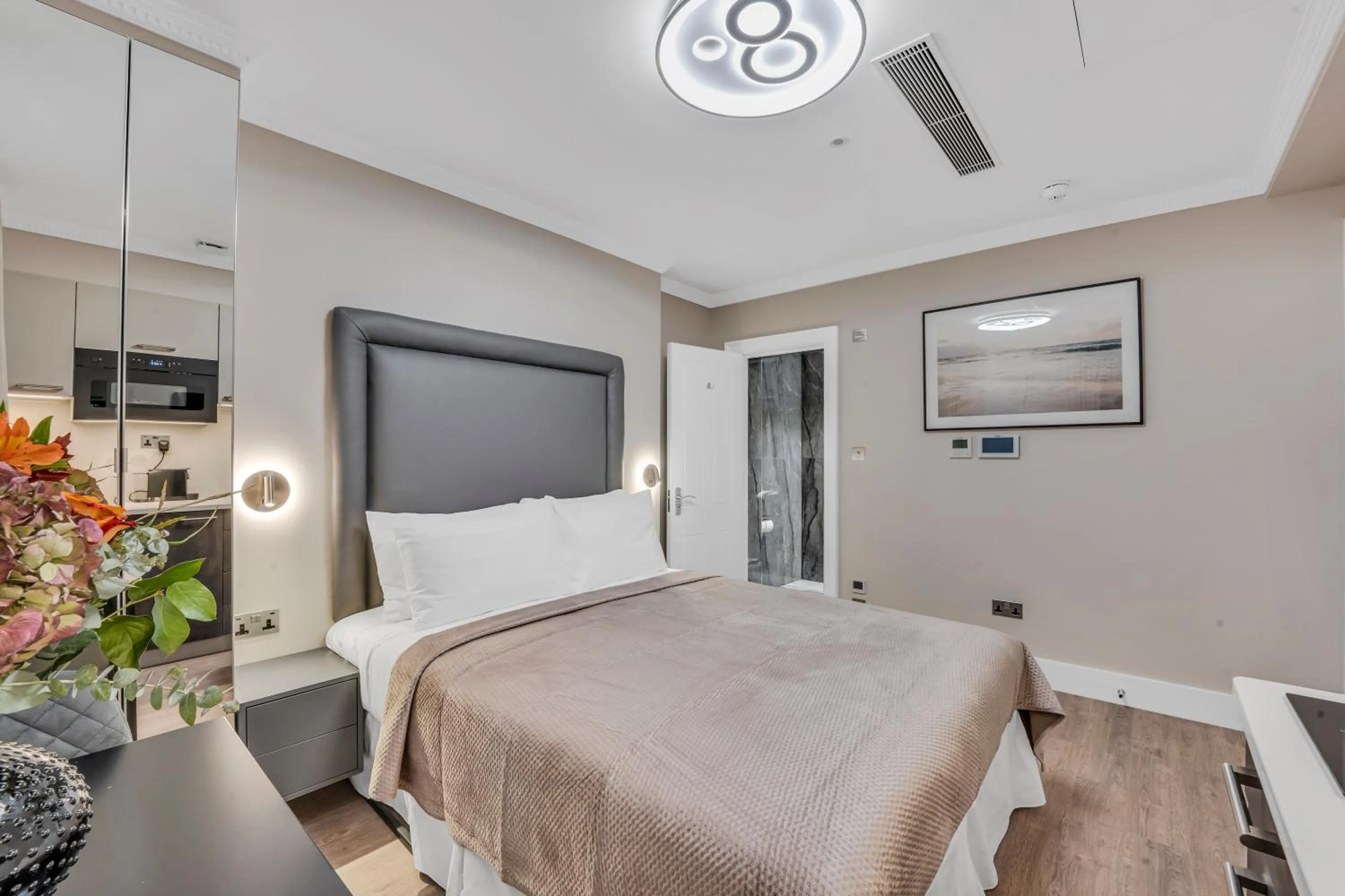 Photo of the whole room, Bed in Cleveland Residences Bloomsbury