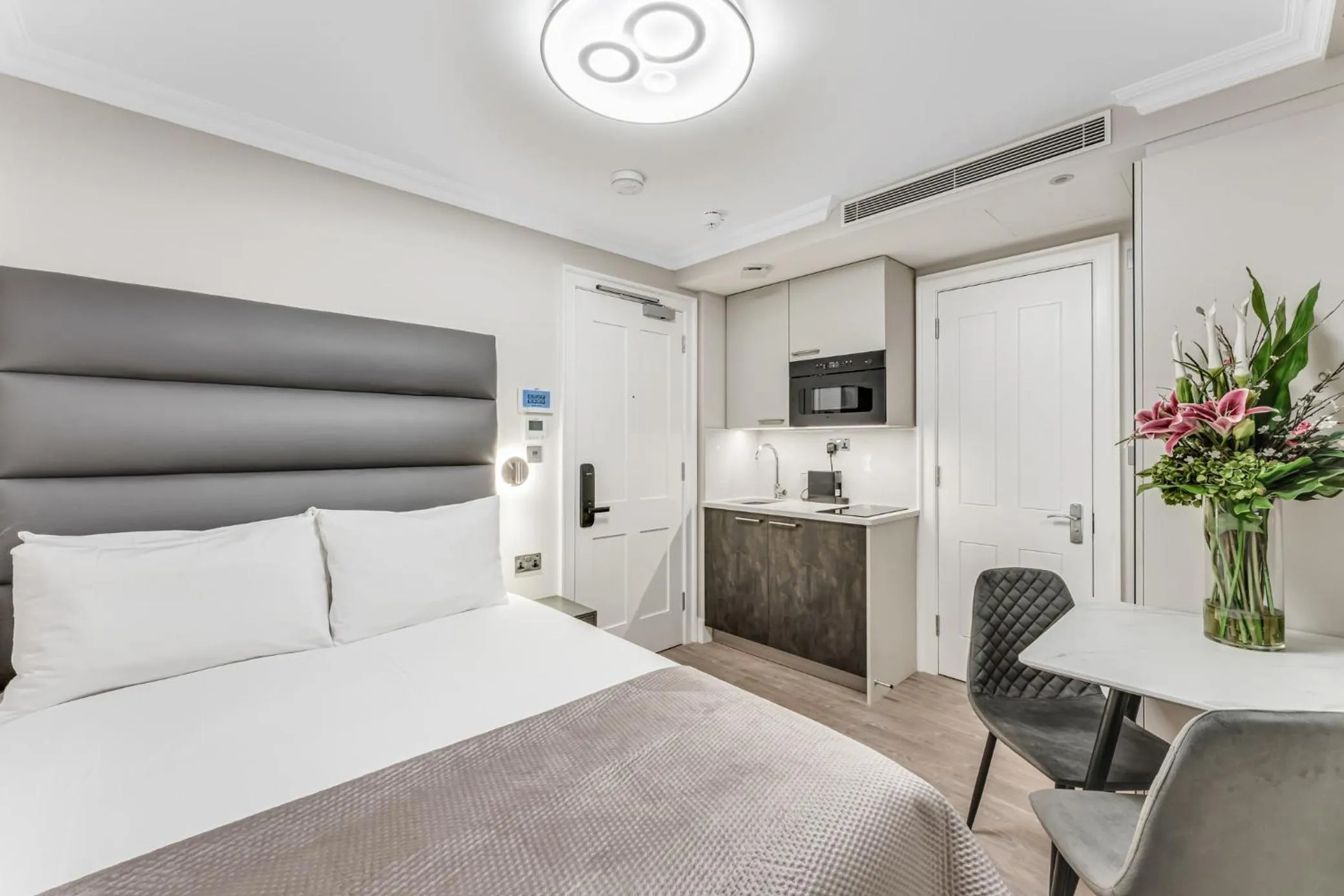 Living room, Bed in Cleveland Residences Bloomsbury