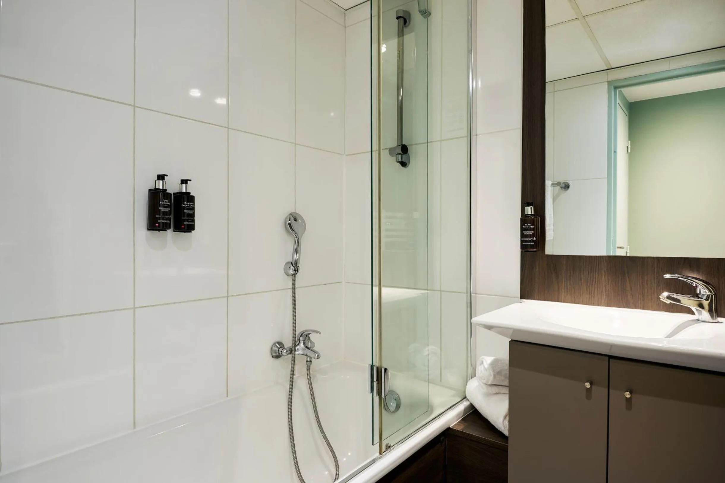 Bath in Hôtel Ligo by HappyCulture