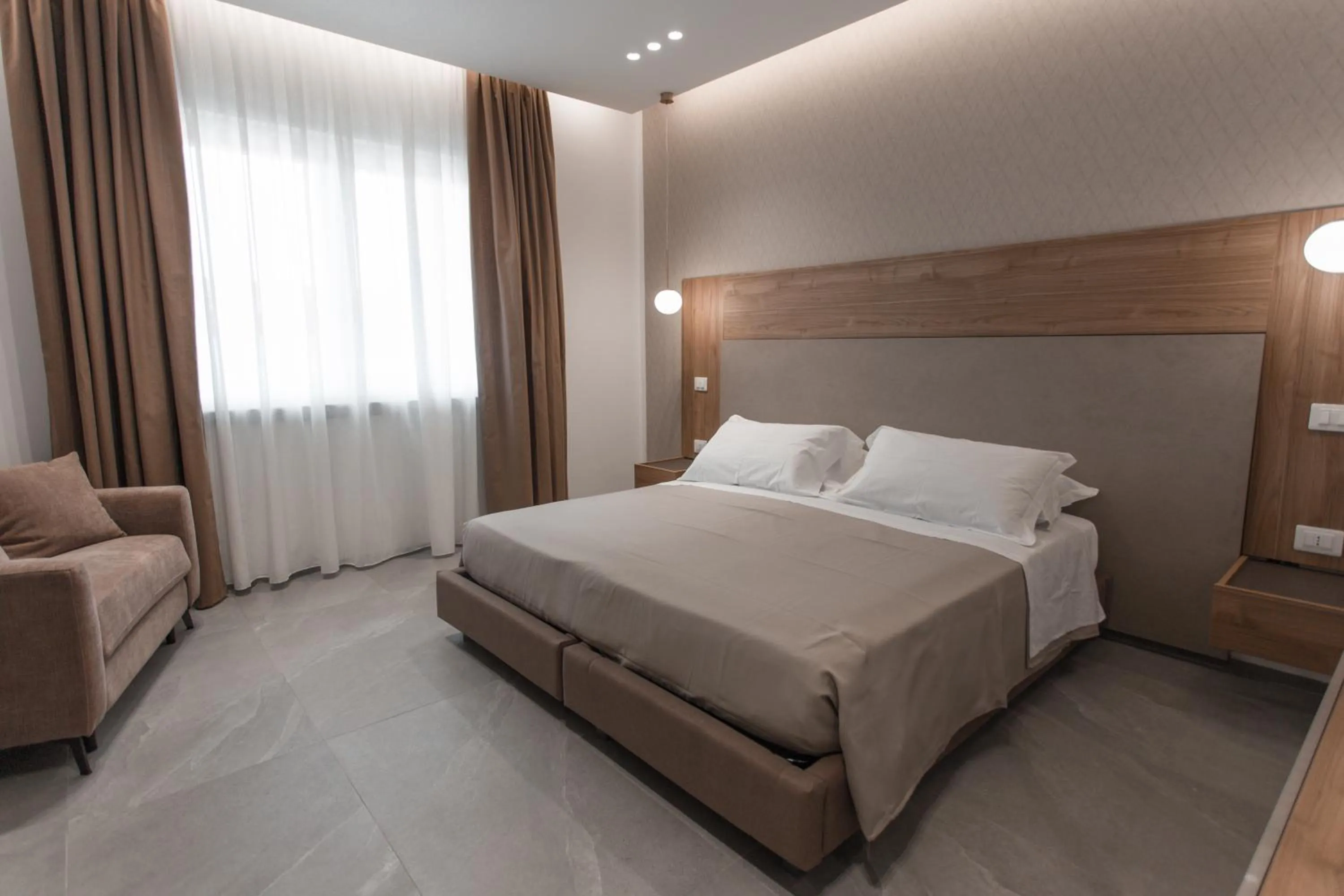 Photo of the whole room, Bed in Alexander House Hotel