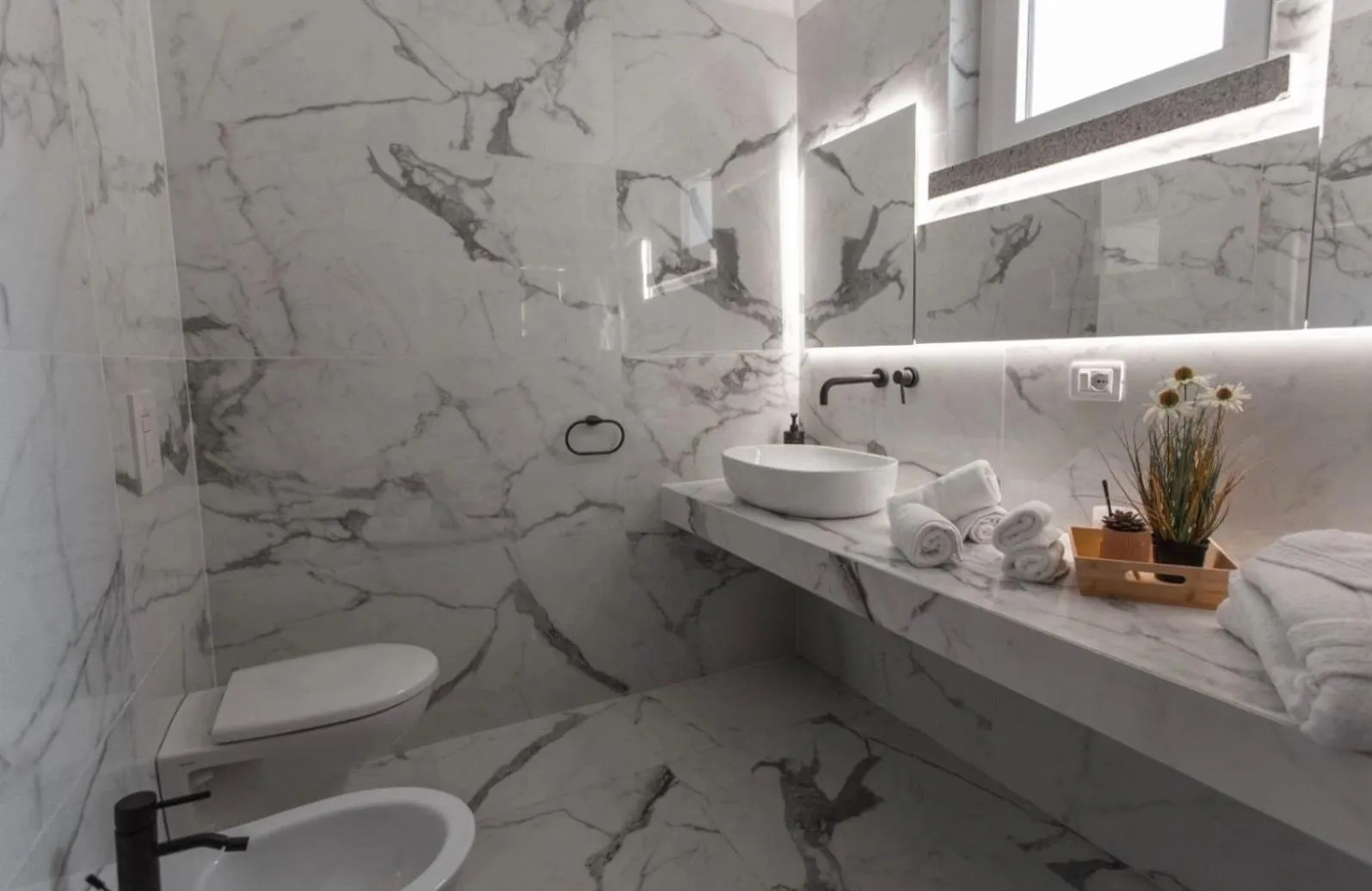 Shower in Alexander House Hotel