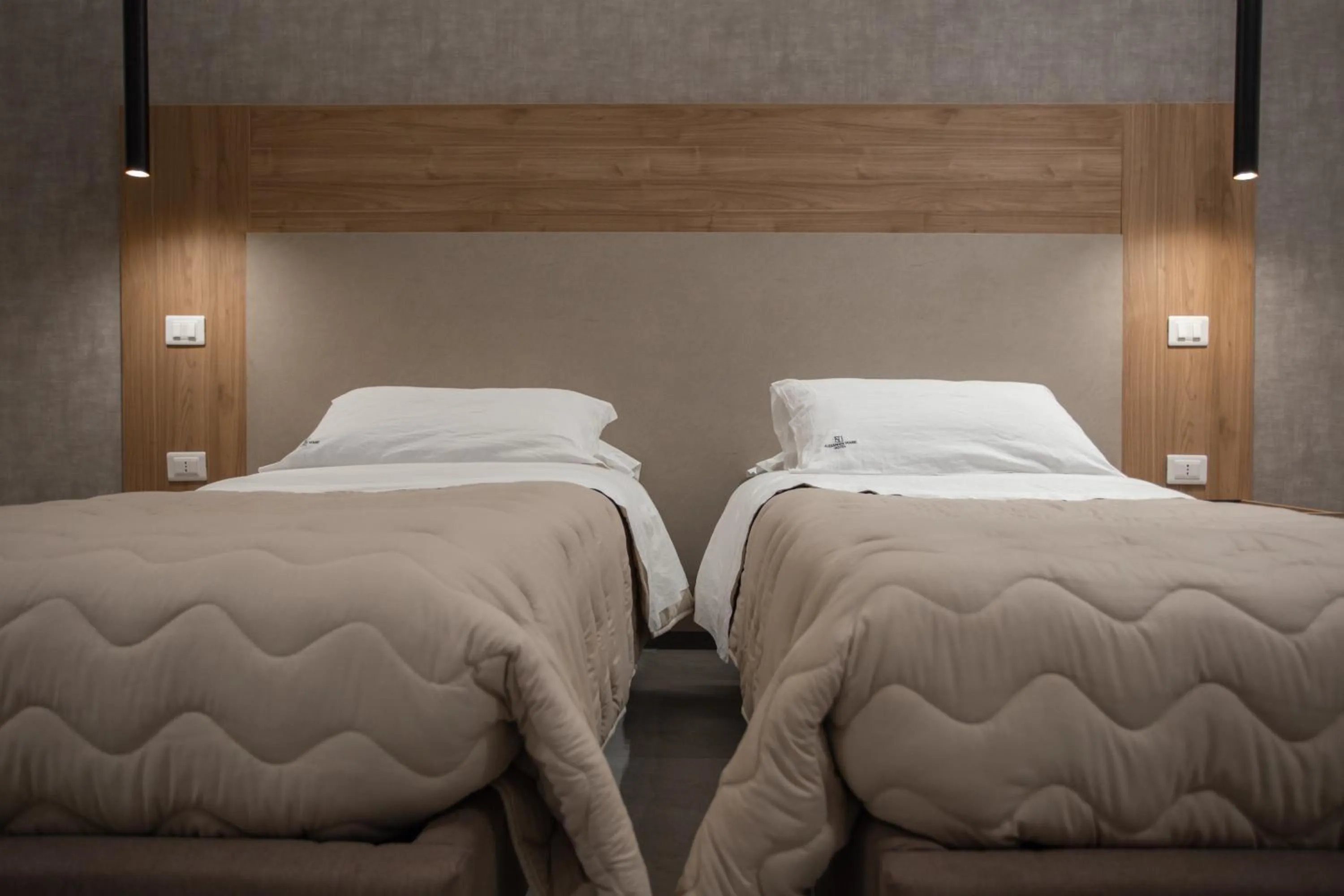 Bedroom, Bed in Alexander House Hotel