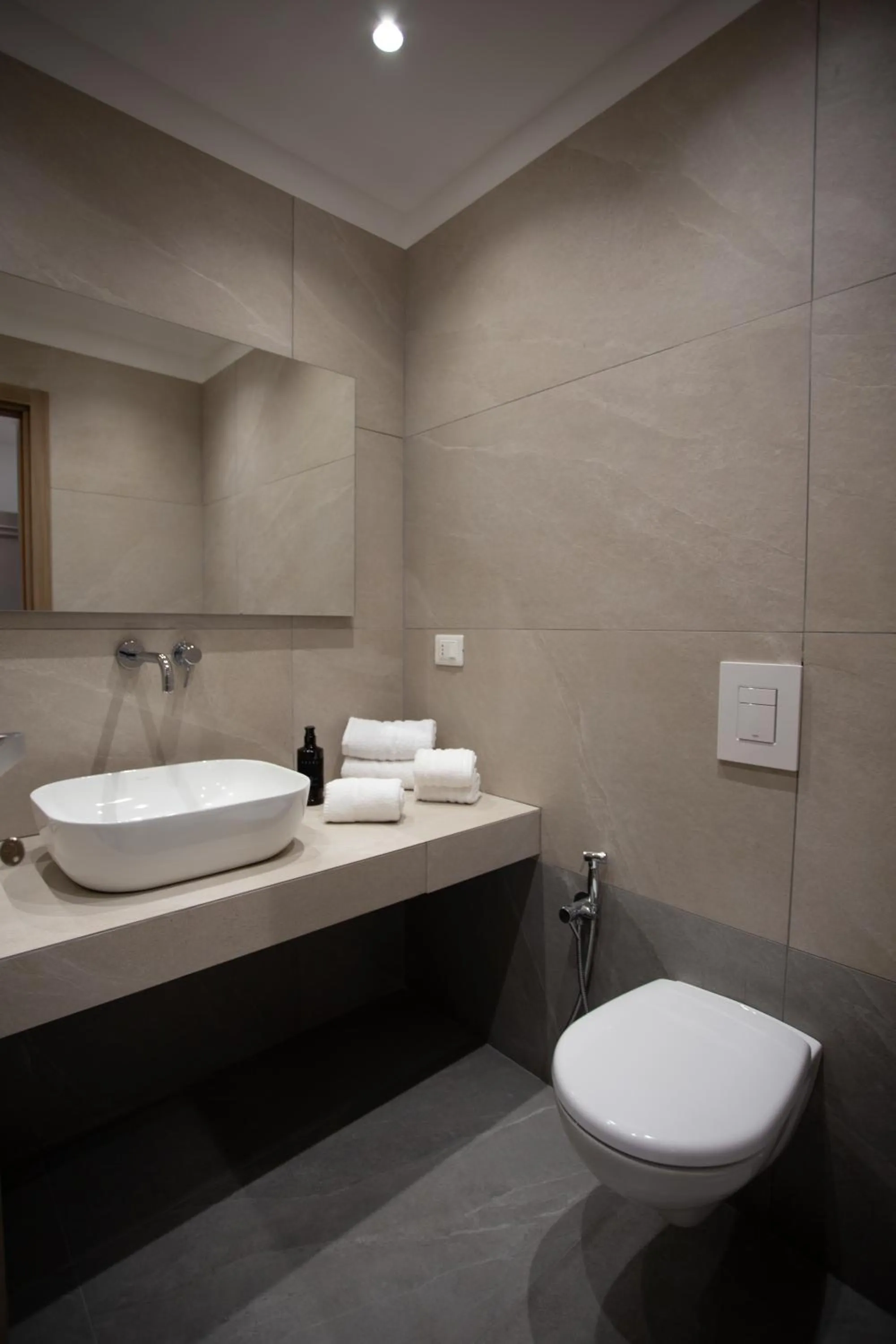 Toilet in Alexander House Hotel