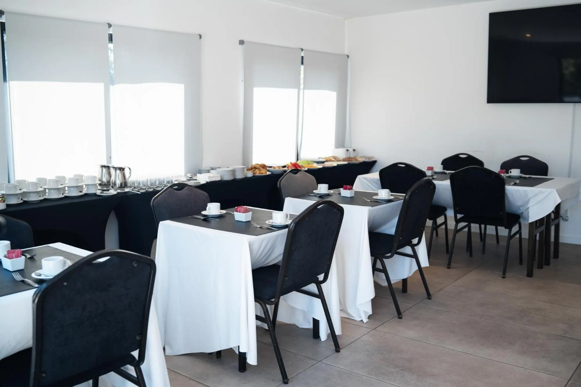 Food and drinks in Mérit Parque Leloir by Amérian