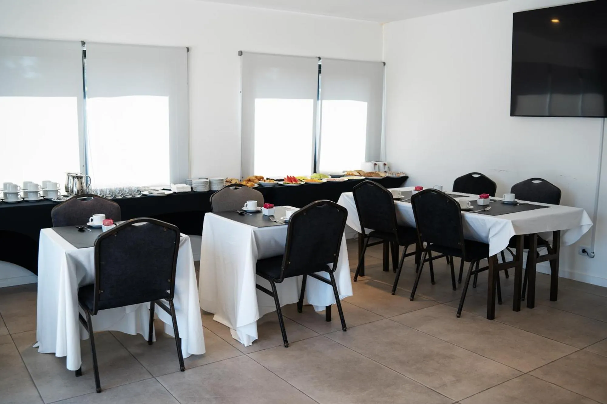 Food and drinks in Mérit Parque Leloir by Amérian