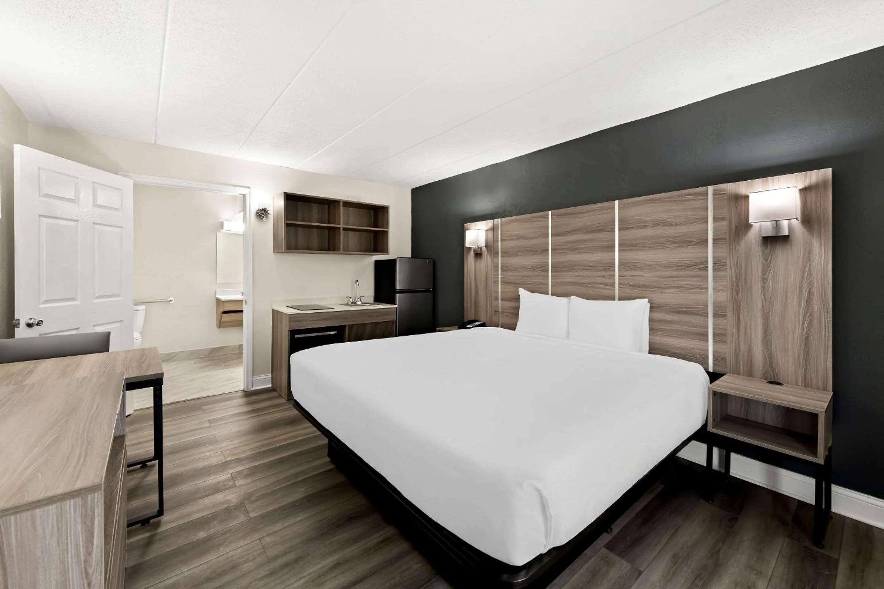 Bedroom, Bed in Suburban Studios Mason Near Kings Island