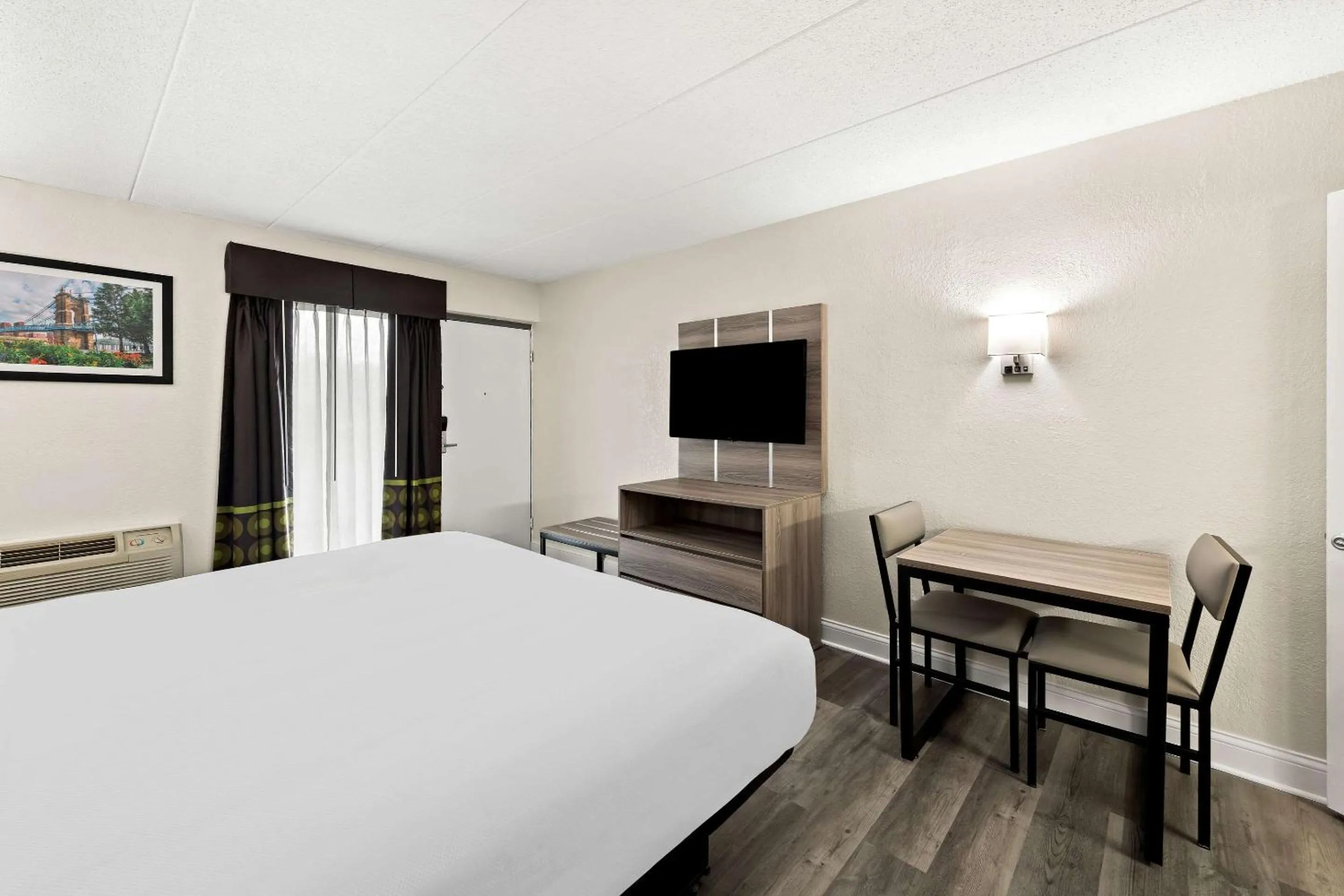 Bedroom, Bed in Suburban Studios Mason Near Kings Island