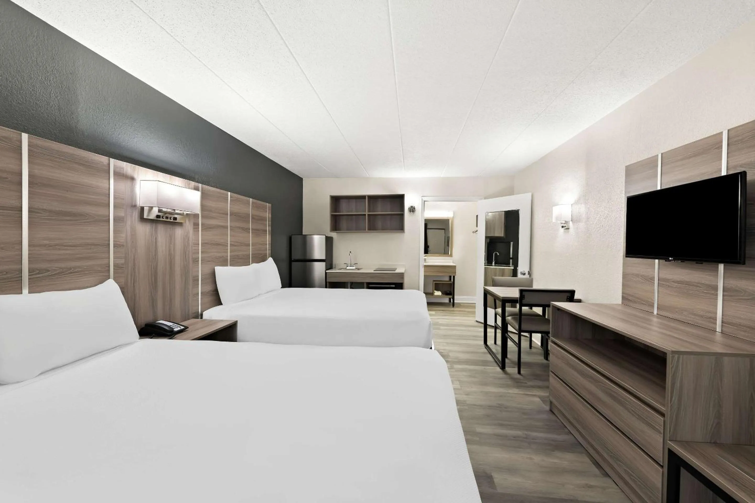 Bedroom, Bed in Suburban Studios Mason Near Kings Island