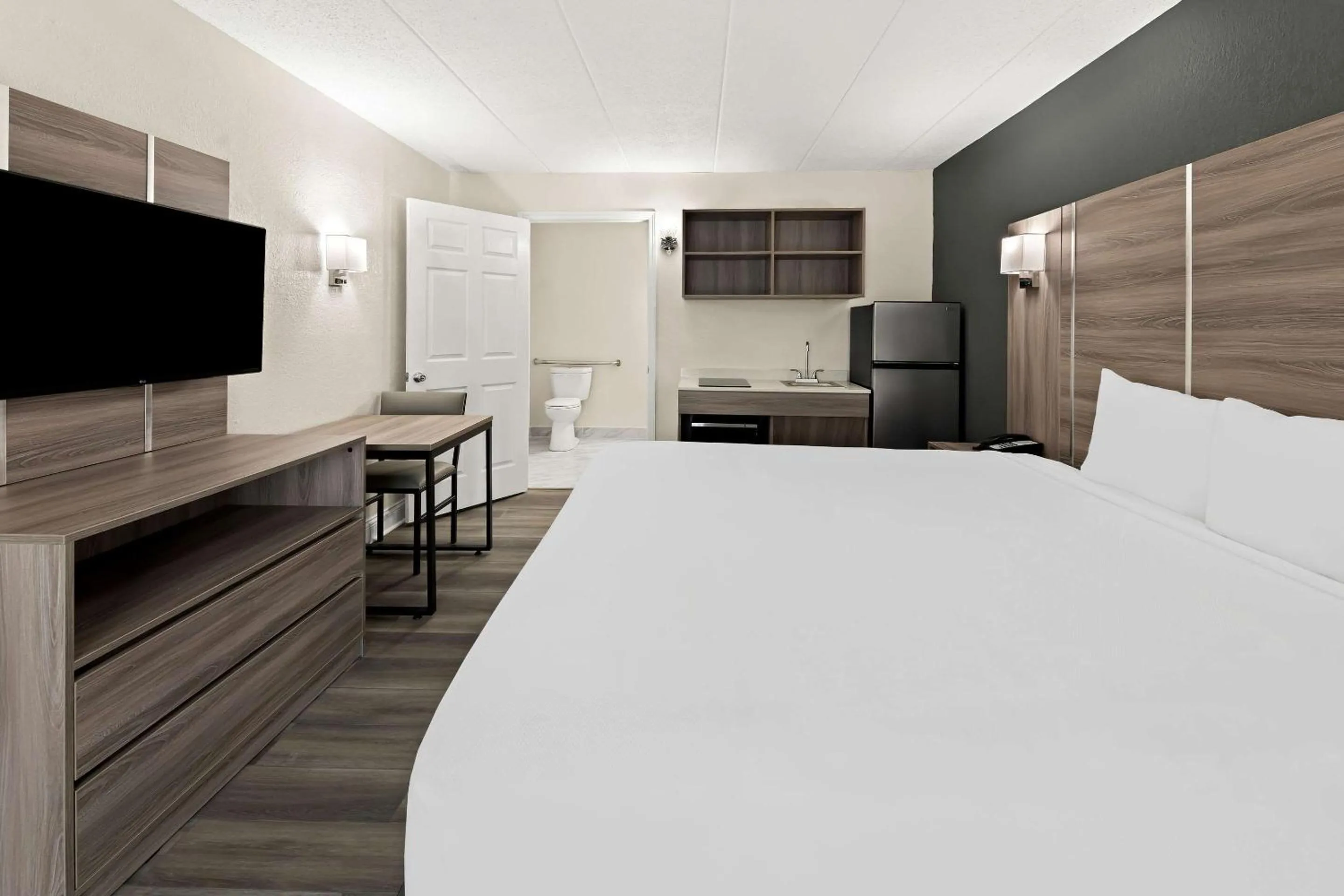 Bedroom, Bed in Suburban Studios Mason Near Kings Island