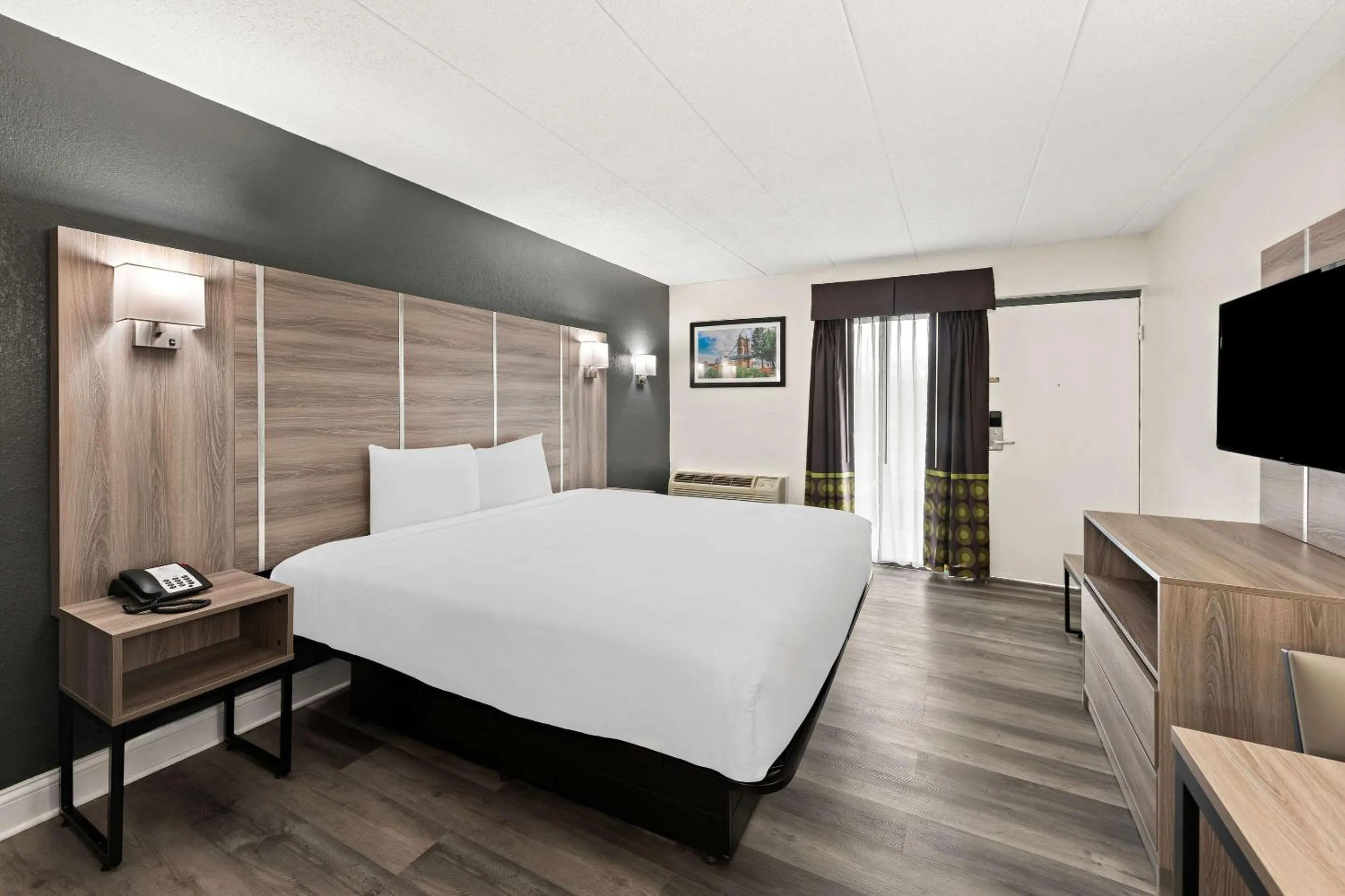 Bedroom, Bed in Suburban Studios Mason Near Kings Island