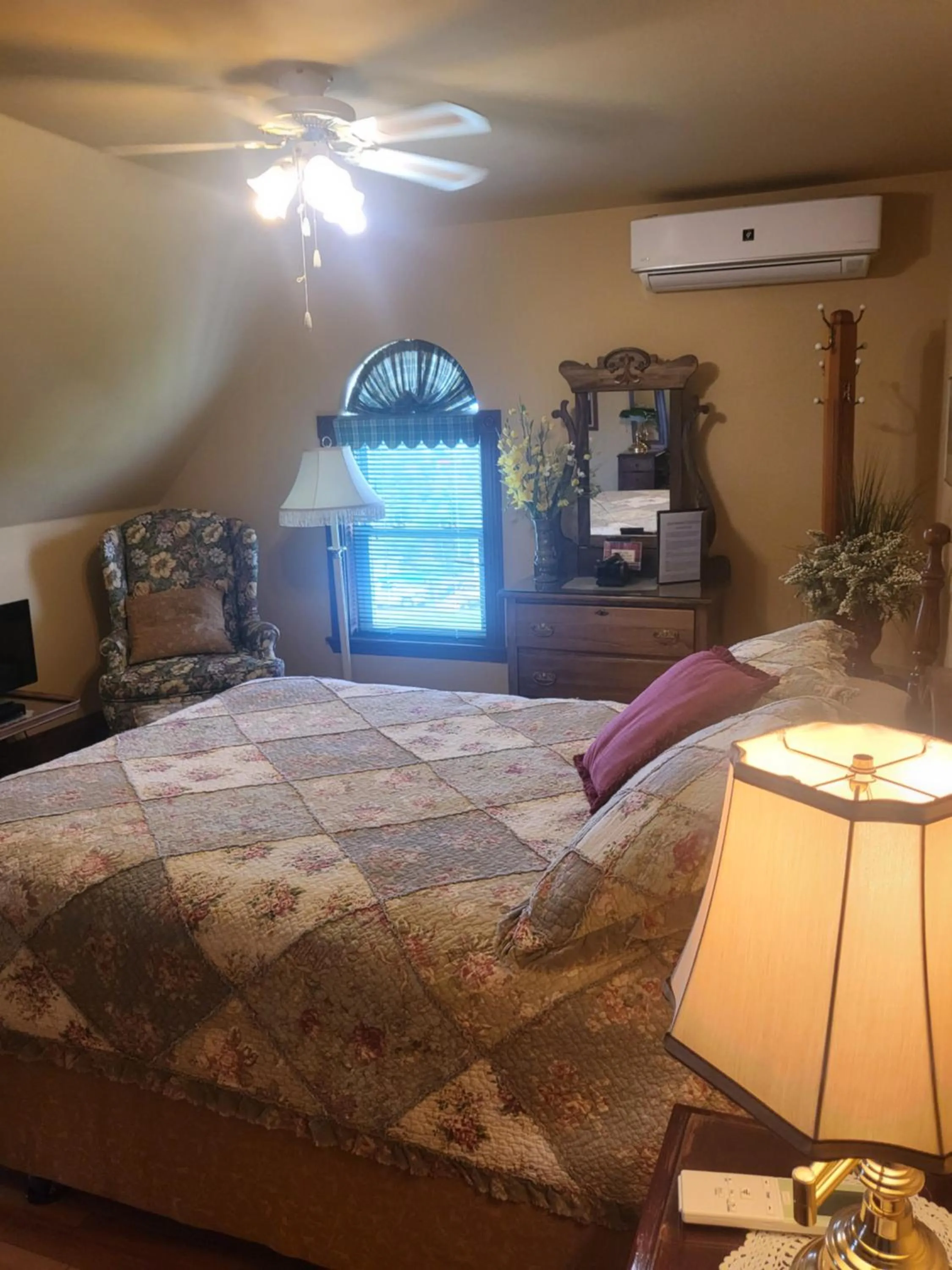 air conditioner, Bed in Cranberry Cove Inn