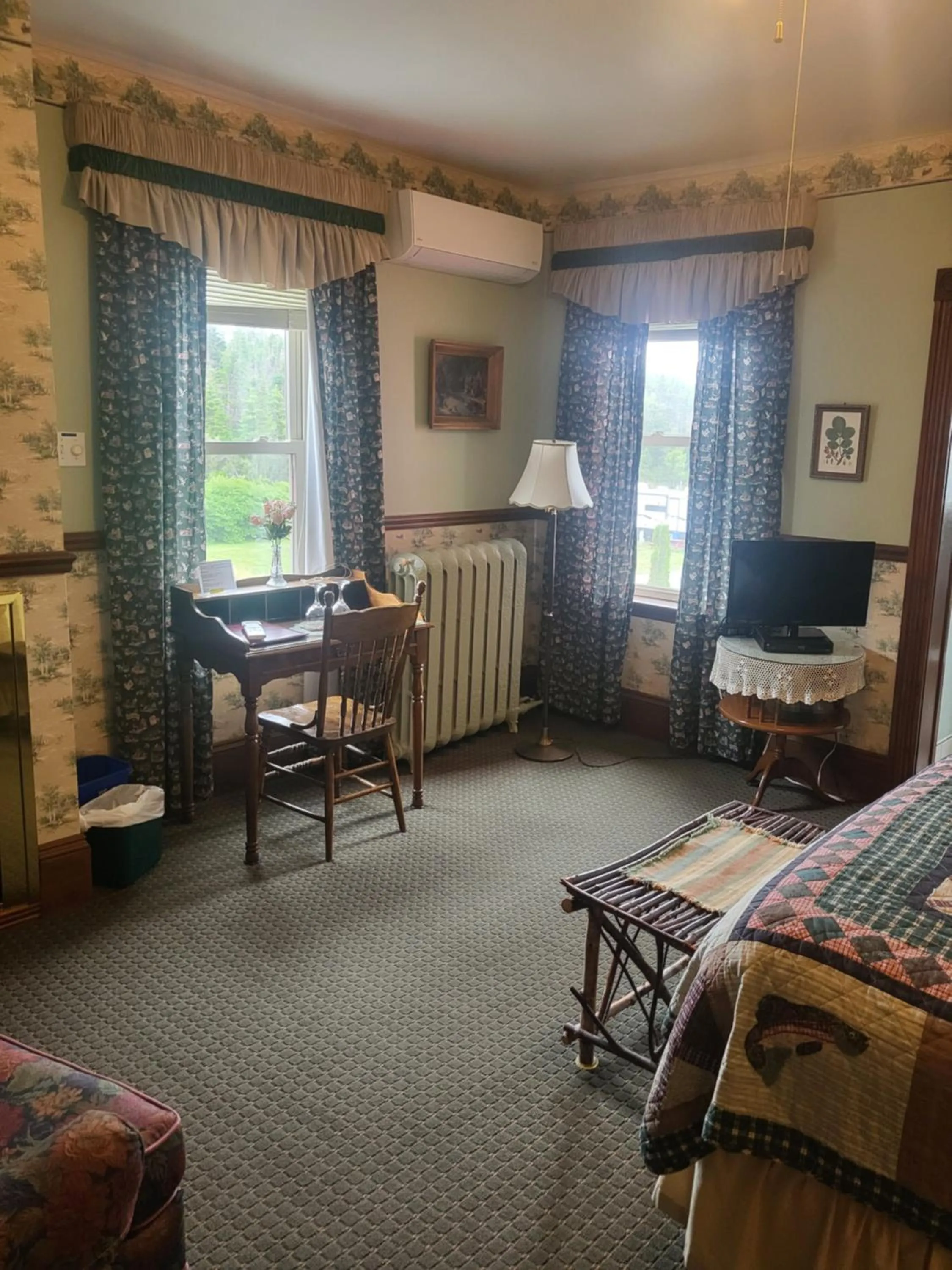 Bed in Cranberry Cove Inn