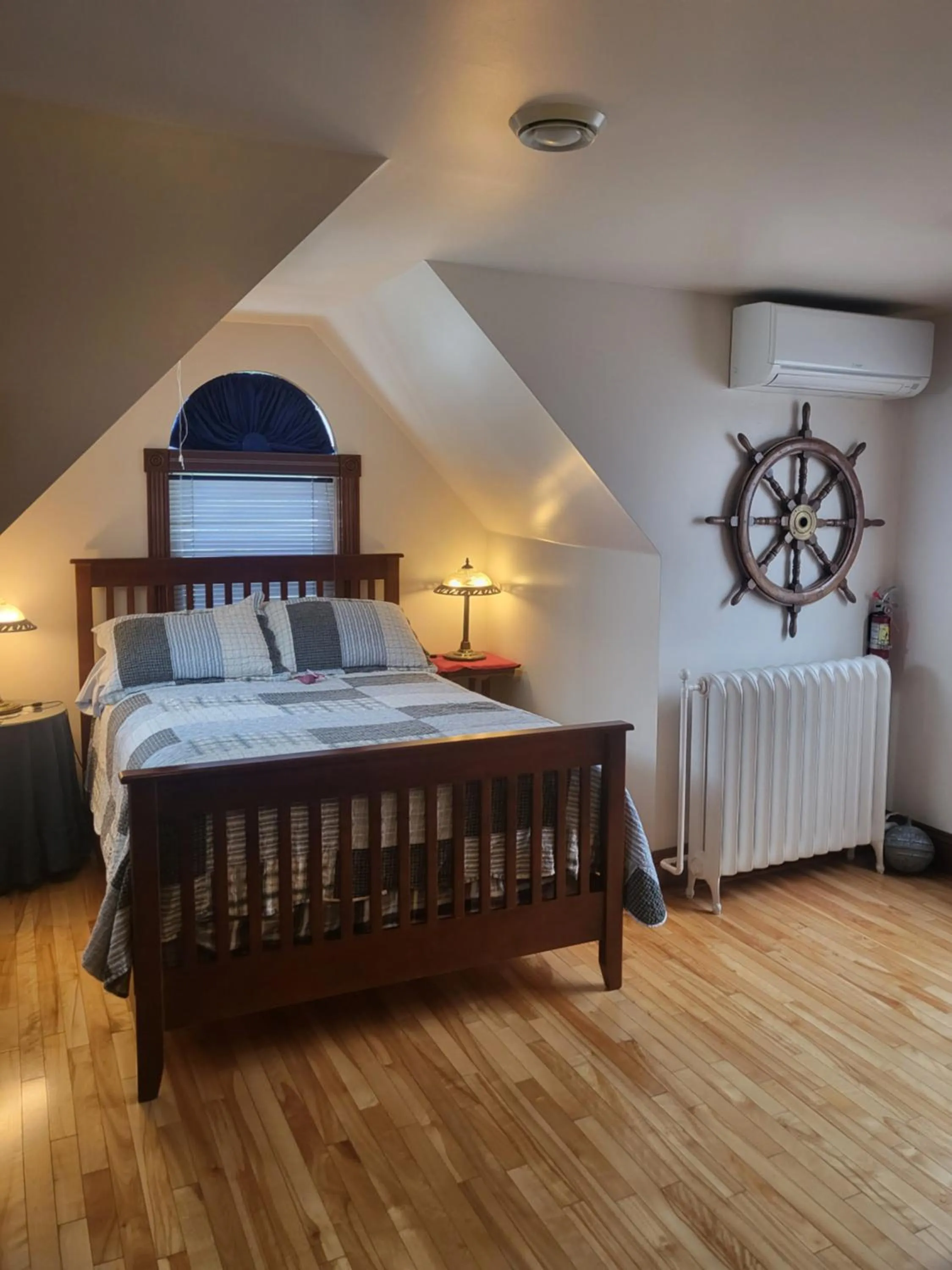 Bed in Cranberry Cove Inn