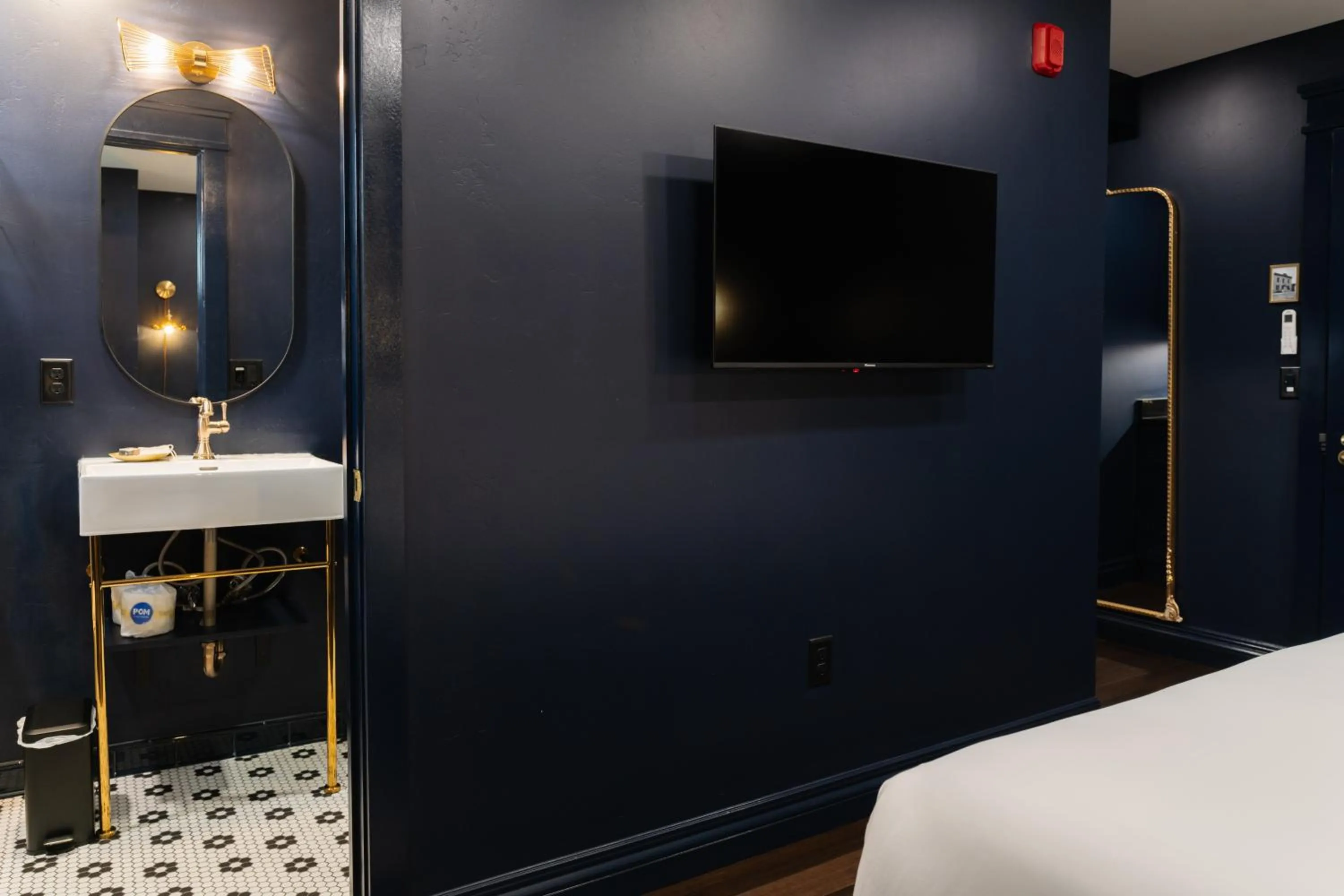 TV and multimedia, Bed in The Hotel Melrose