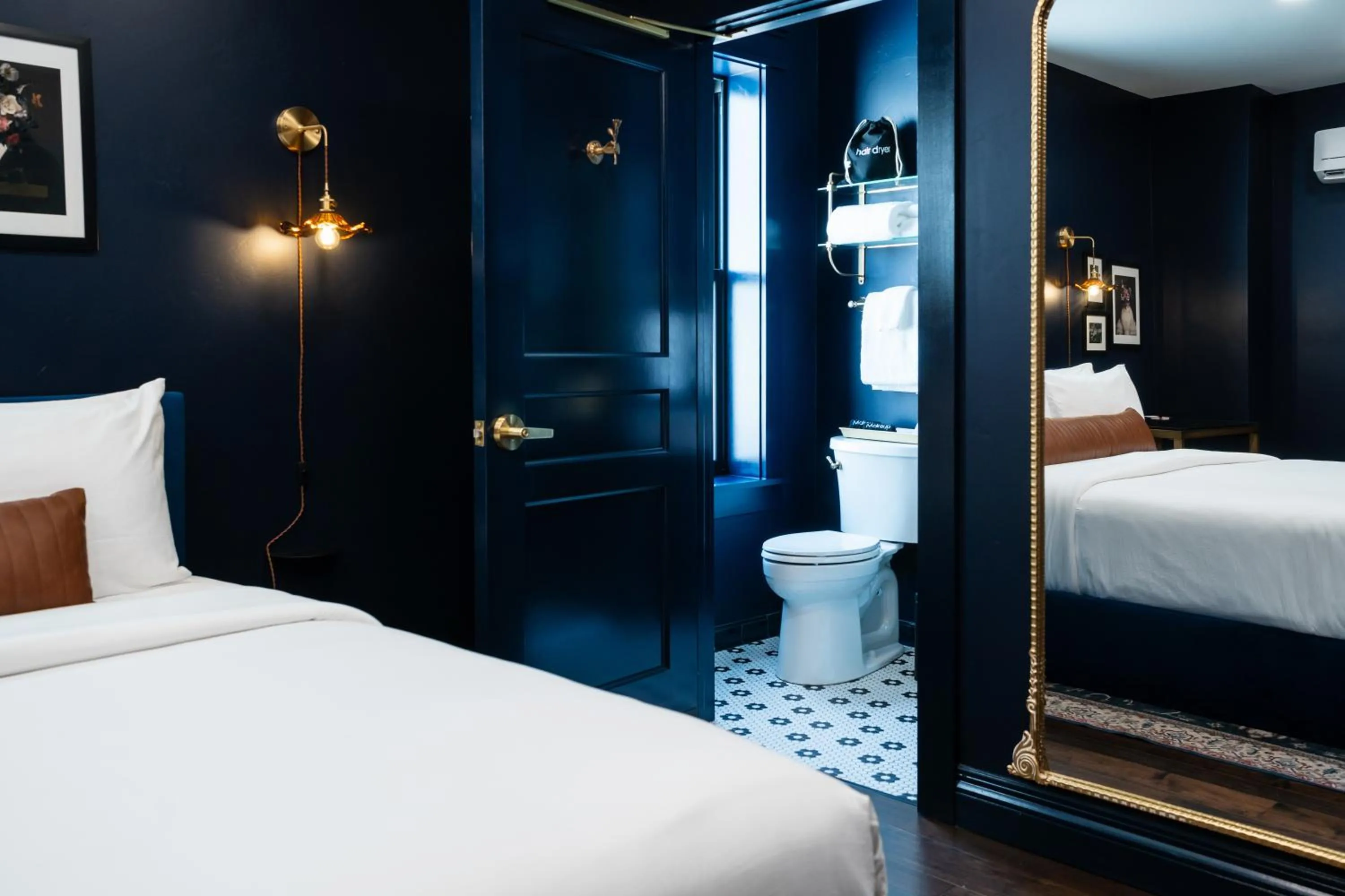 Toilet, Bed in The Hotel Melrose