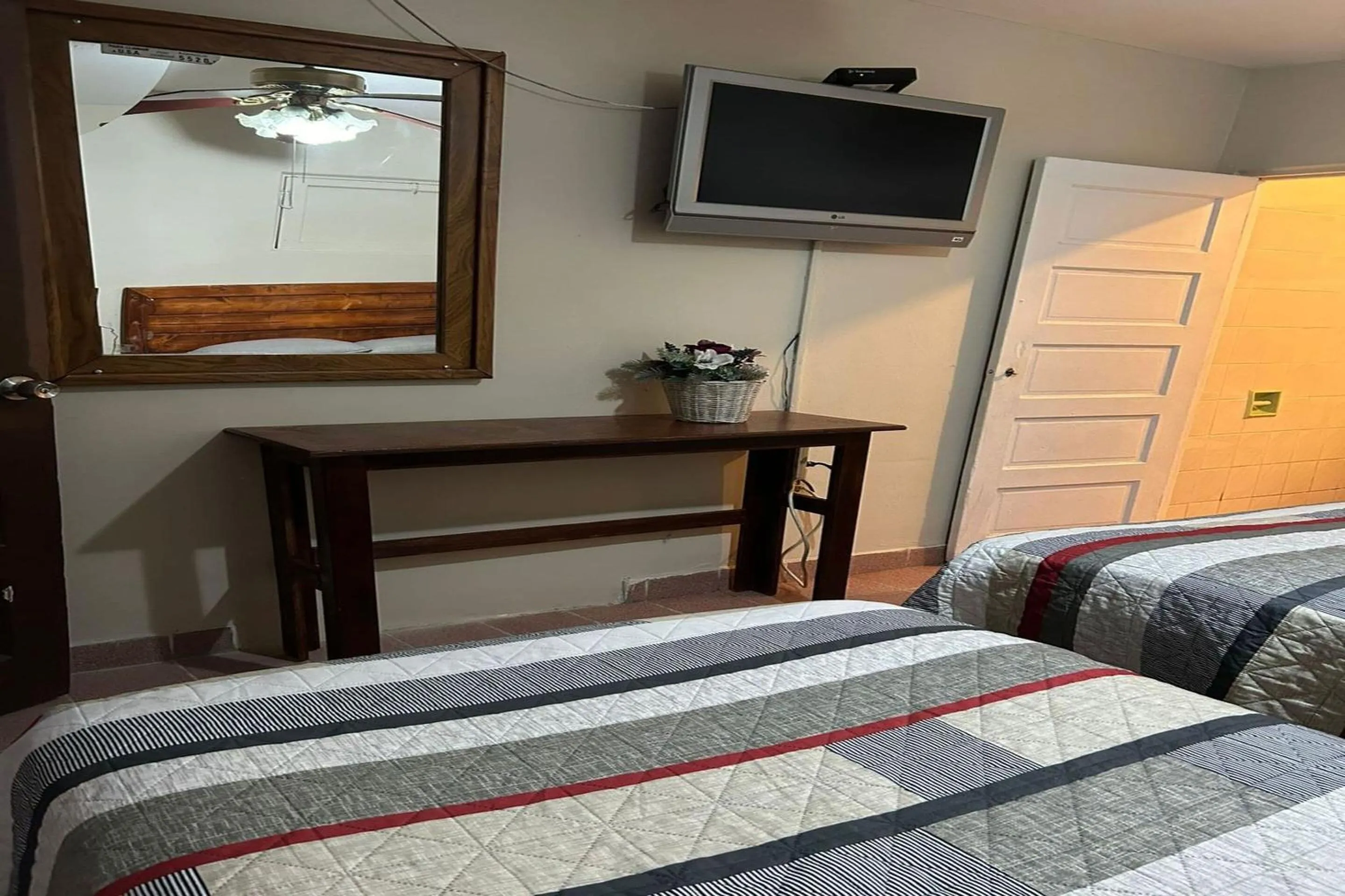 Bedroom in OYO Hotel Linda Tijuana