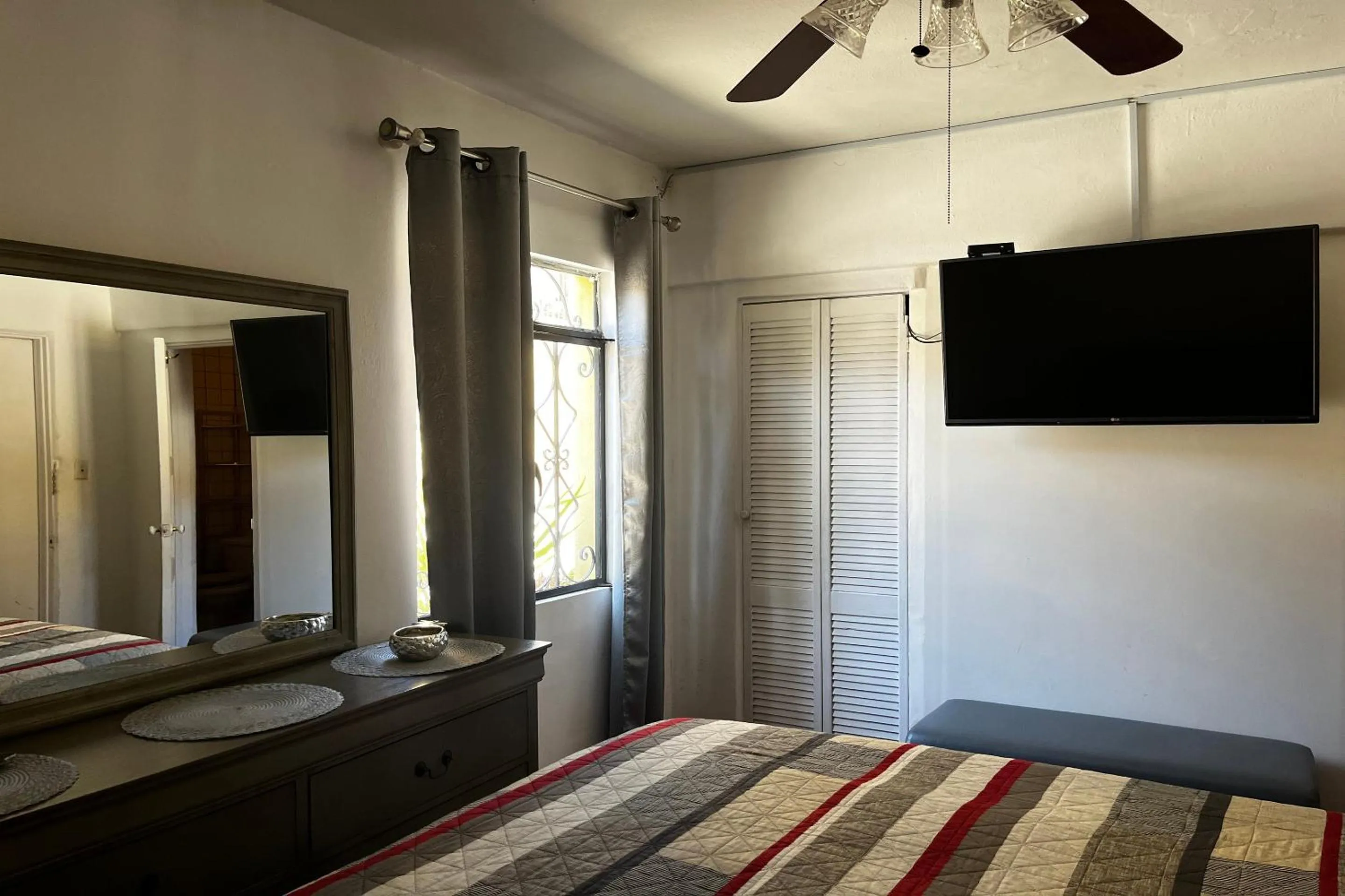 Bedroom in OYO Hotel Linda Tijuana