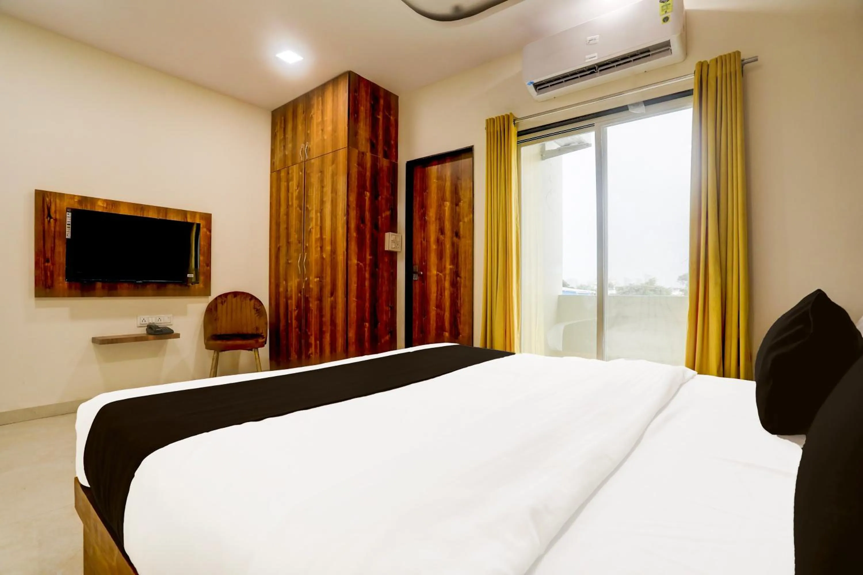 Bedroom, Bed in Hotel O Gaurav