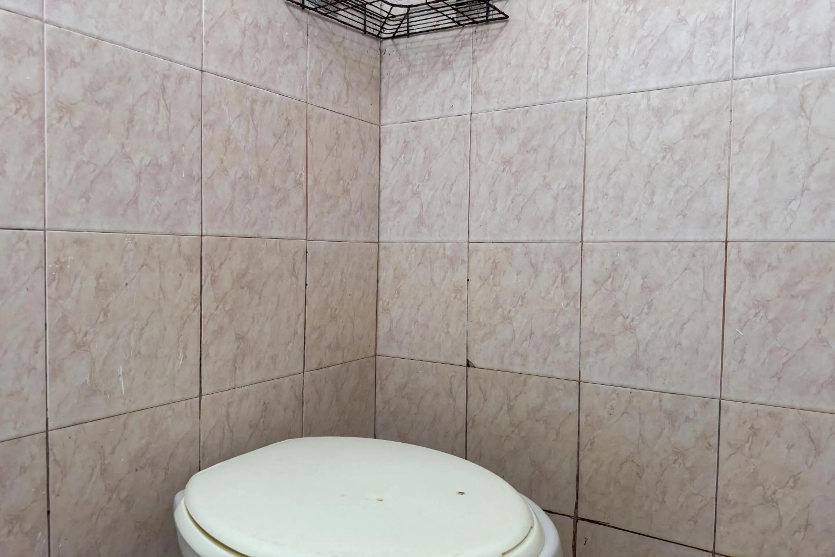 Bathroom in Hotel O Kost Btnompo Near SDI Bontosallang