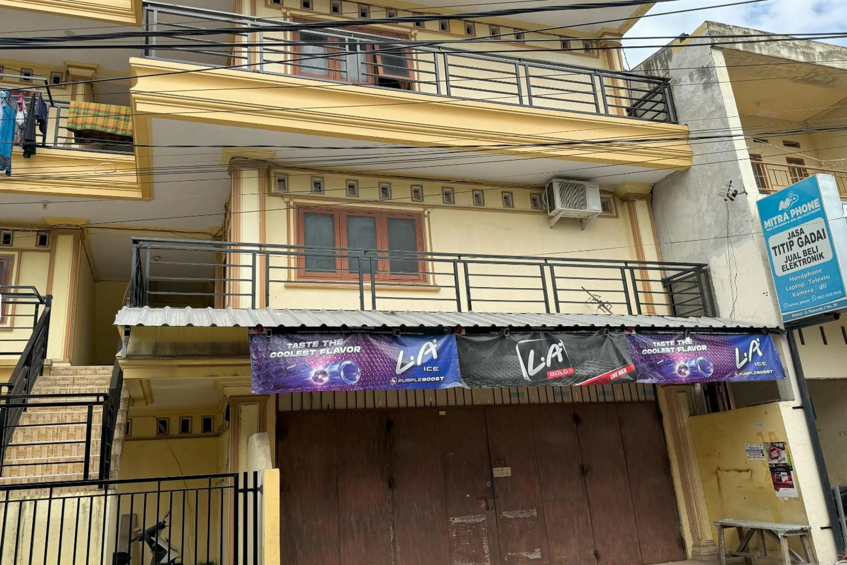 Facade/entrance in Hotel O Kost Btnompo Near SDI Bontosallang