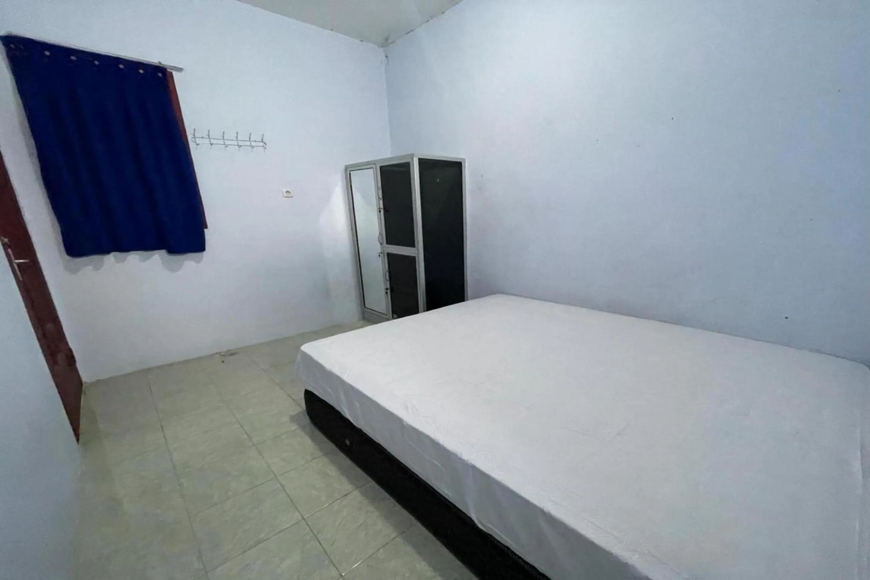 Bedroom, Bed in Hotel O Kost Btnompo Near SDI Bontosallang