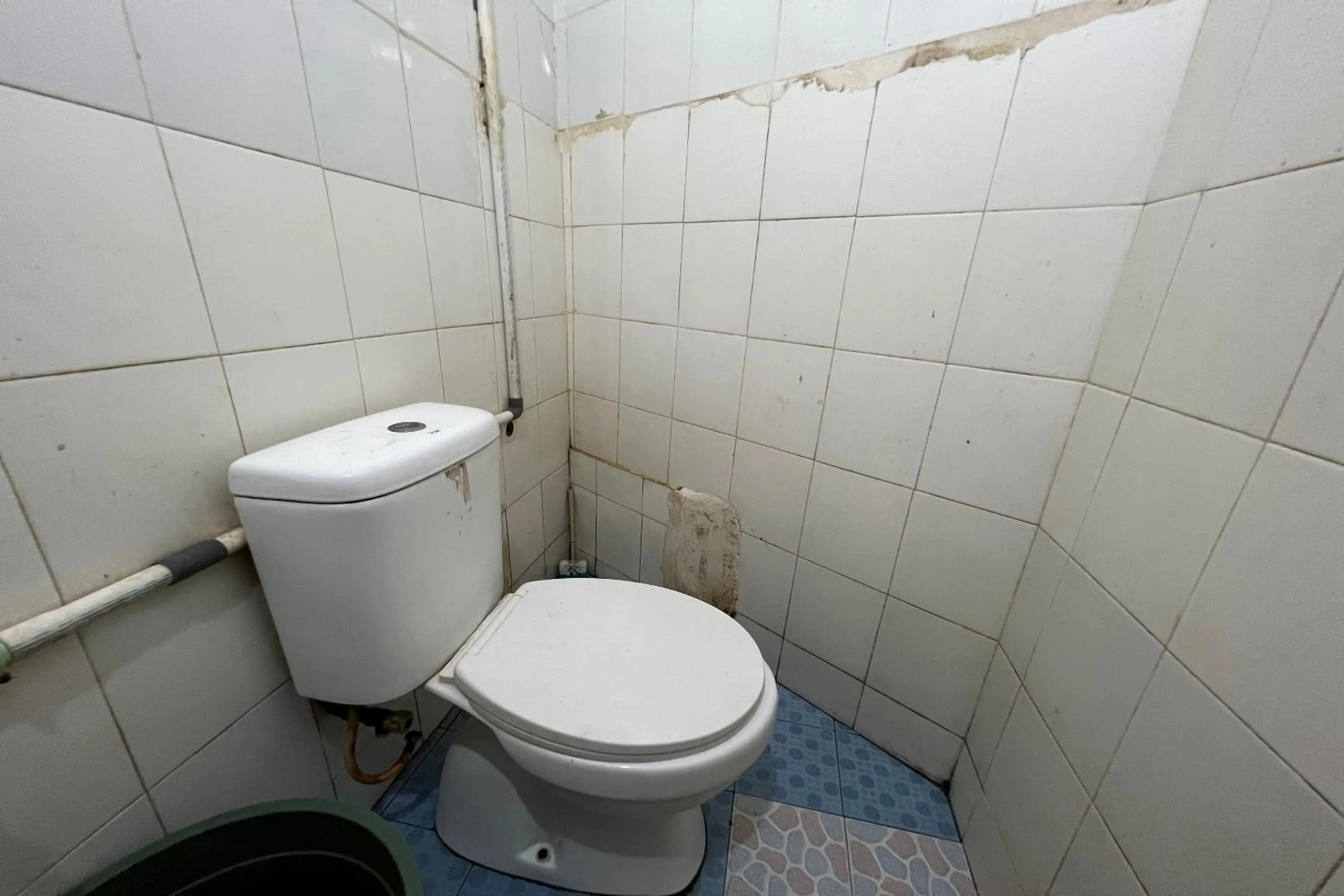 Bathroom in Hotel O Kost Aisyah Near Citra Grand Galesong City(Pattalassang)