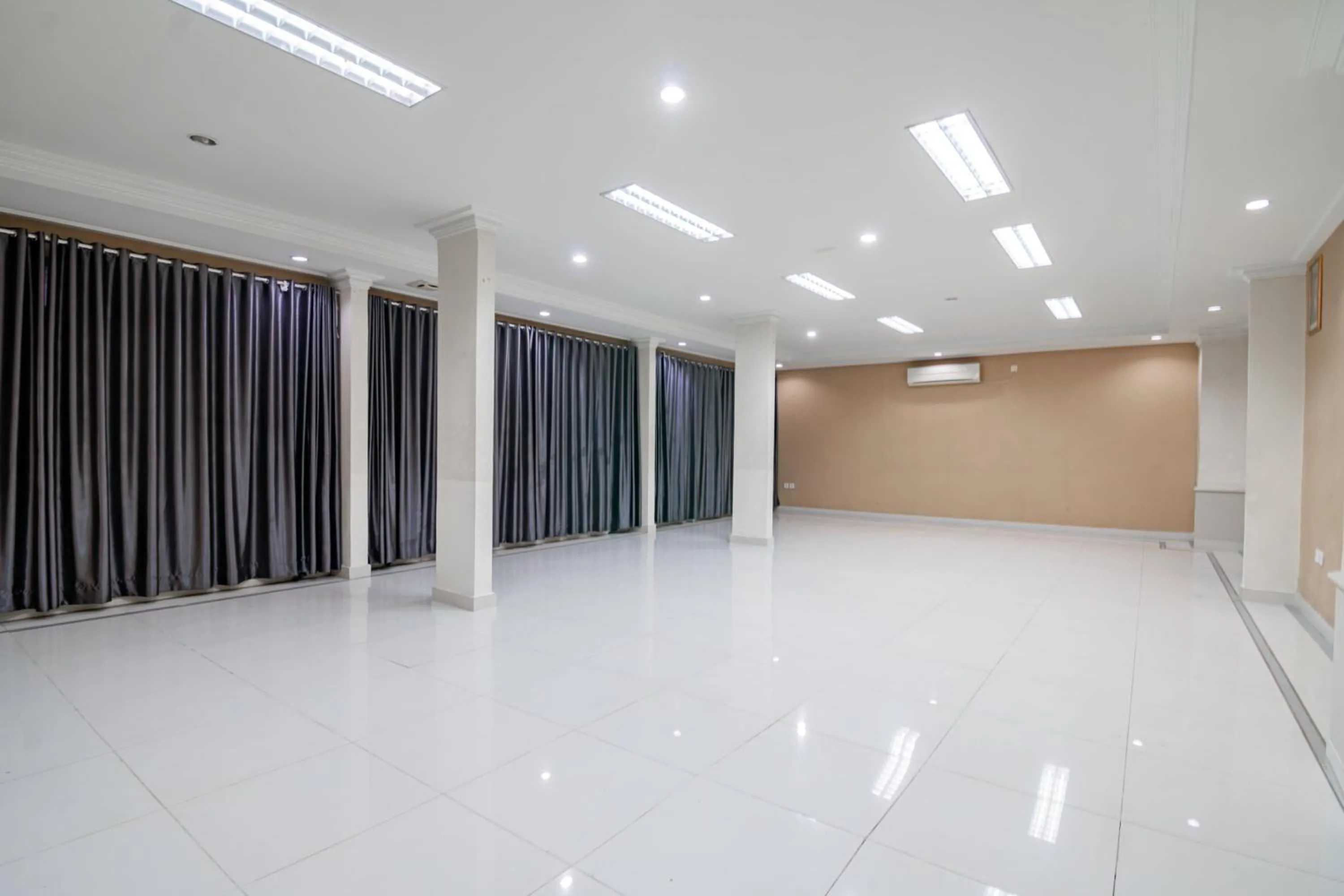 Business facilities in Collection O Senapelan Near Rsud Petala Bumi Formerly De Town Hotel