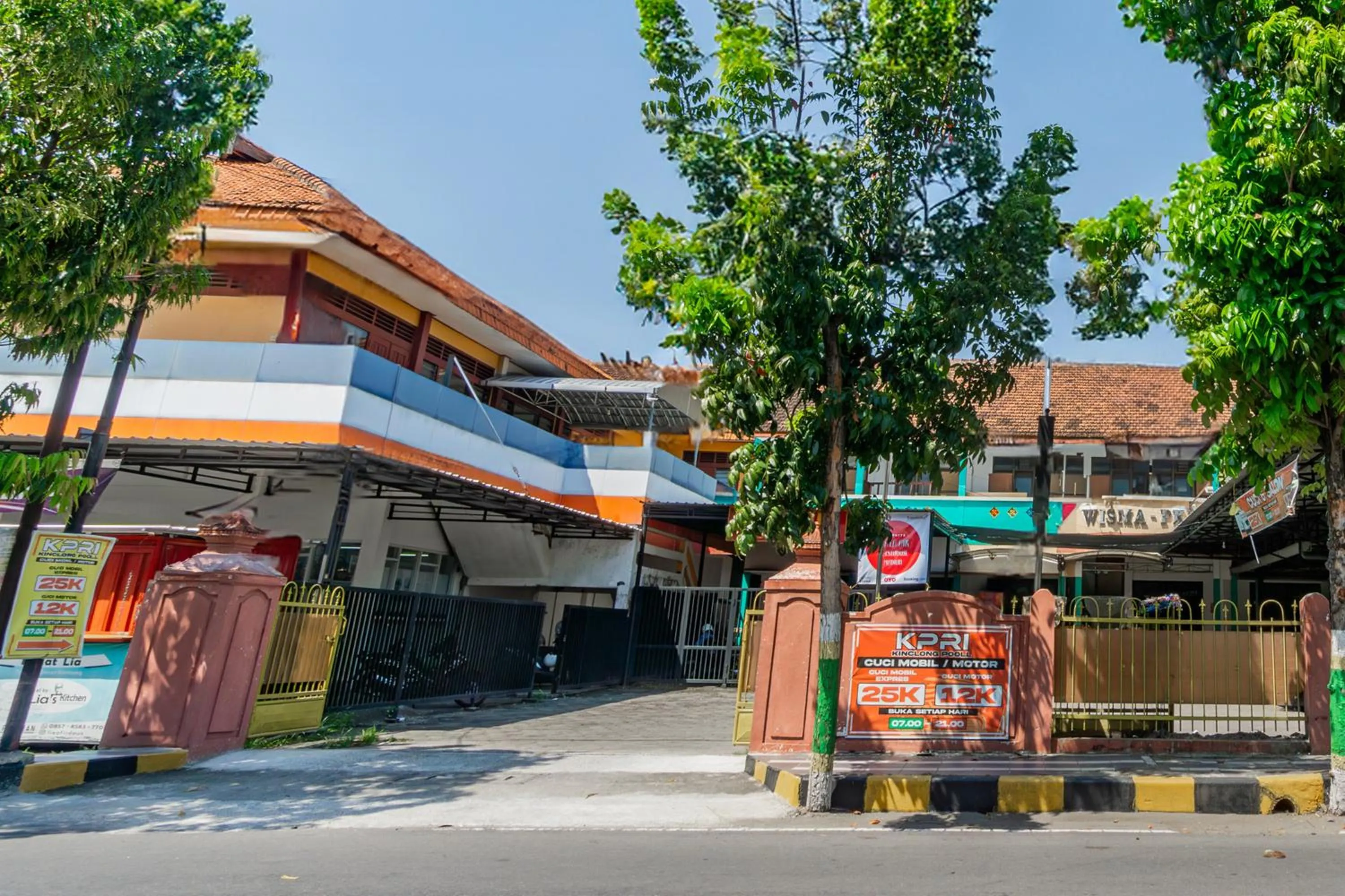 Facade/entrance in Hotel O Central Madiun Near Stasiun Kota Madiun