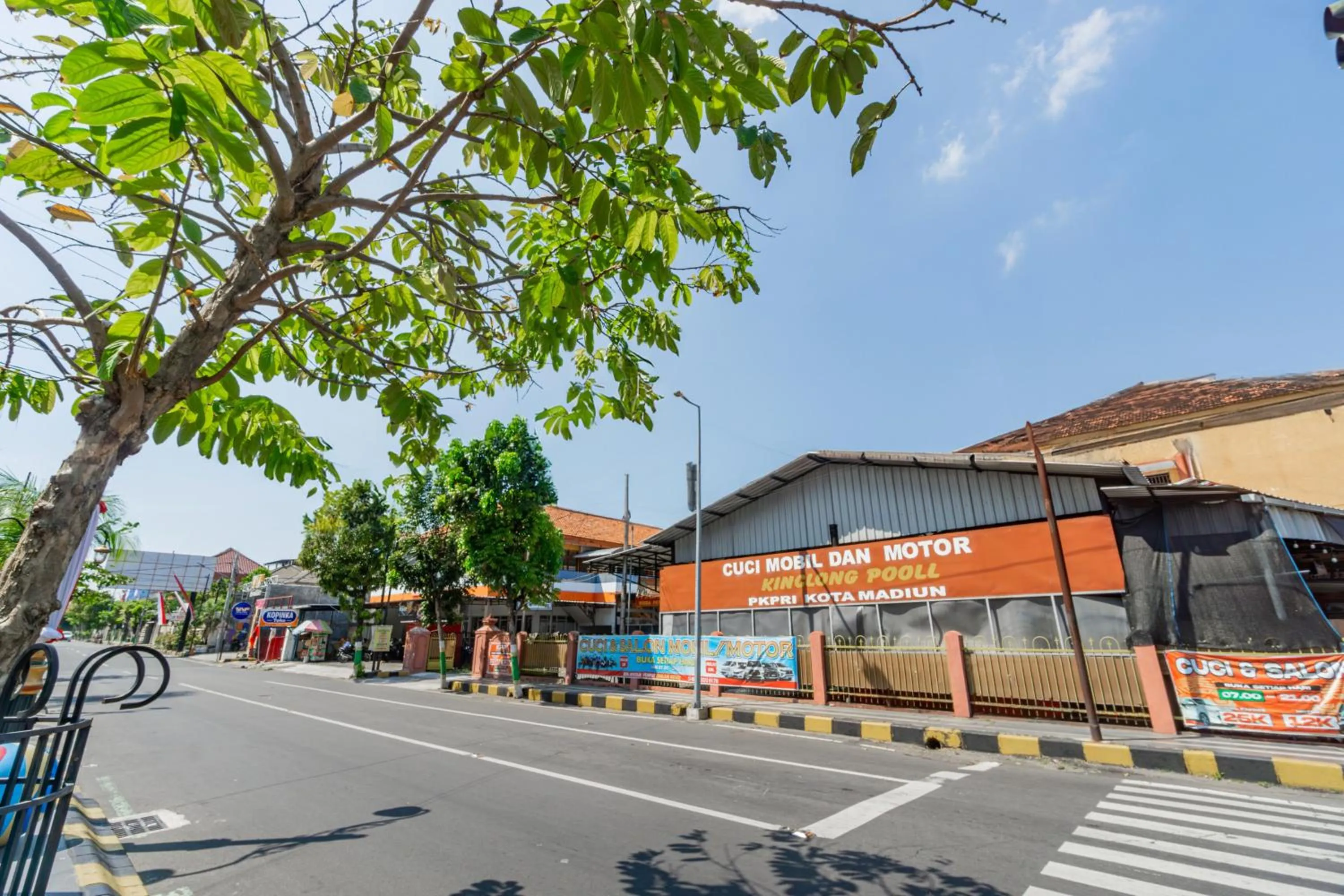 Facade/entrance in Hotel O Central Madiun Near Stasiun Kota Madiun