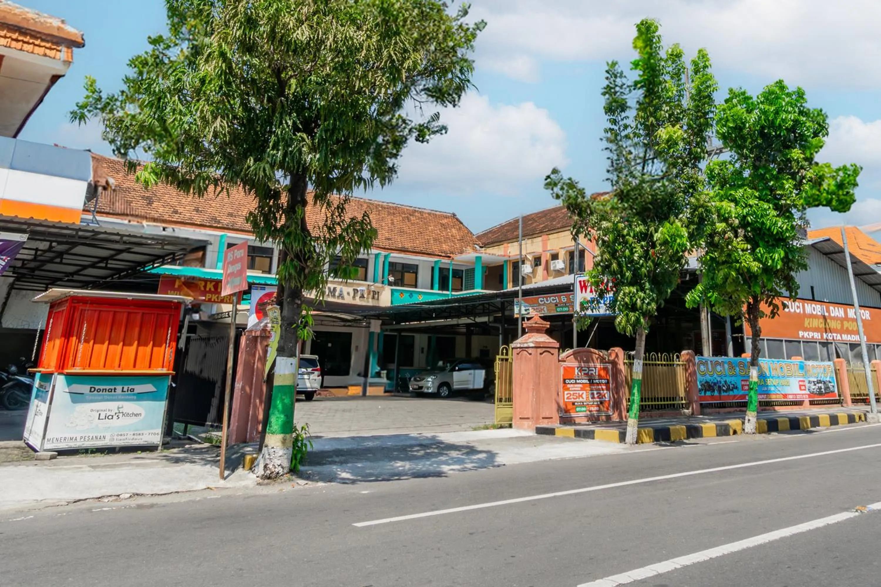 Facade/entrance in Hotel O Central Madiun Near Stasiun Kota Madiun
